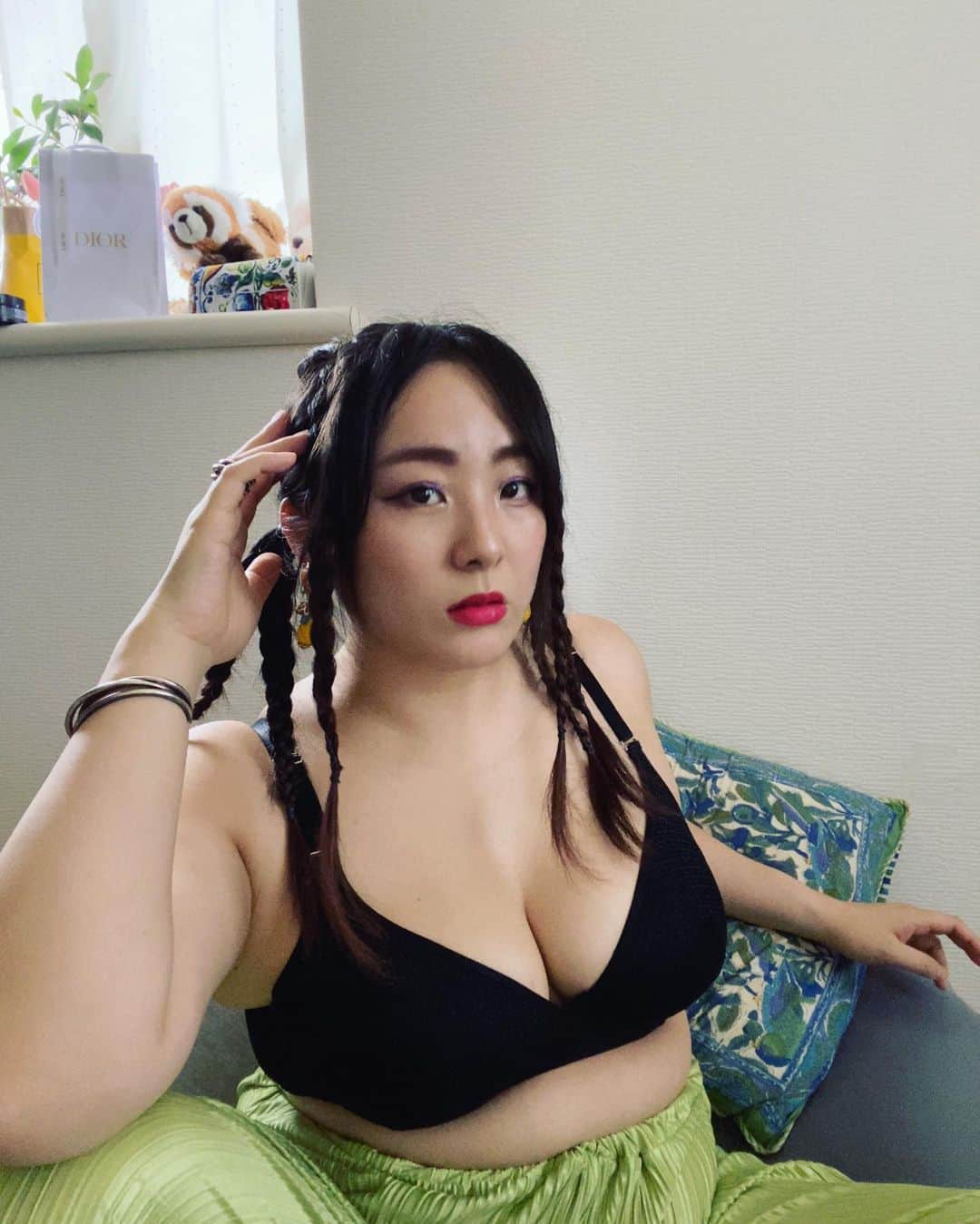 愛星ゆうな（まなせゆうな）さんのインスタグラム写真 - (愛星ゆうな（まなせゆうな）Instagram)「最近ずっと元気なくて毎日ぐーたらモヤモヤしていたの。 けど今日お外出る用事があったからちゃんとメイクとかアクセサリーしてお出かけしたの。 用事の後にたくさん歩く事も大事なリハビリだから本屋行って伊勢丹行って目でときめきを楽しんだら凄く元気出た。 ずっとやりたかったのに出来なかったお部屋のお掃除もやっと出来た。（まだ途中だけど。  やっぱり動くと変わる。 動けるって幸せ。ありがとう！脚！  #まなせゆうな #プロレス #ぽちゃじょ #ぽわじょ #グラマープリンセス #yunamanase #prowrestler  #prowrestling #realsize #plussize #midsize #wellness  #chubby #mybodymyrules #bopo #BodyNeutrality #ガンプロ #ガンジョ #GanPro #GanJo」7月22日 1時26分 - yunamanase
