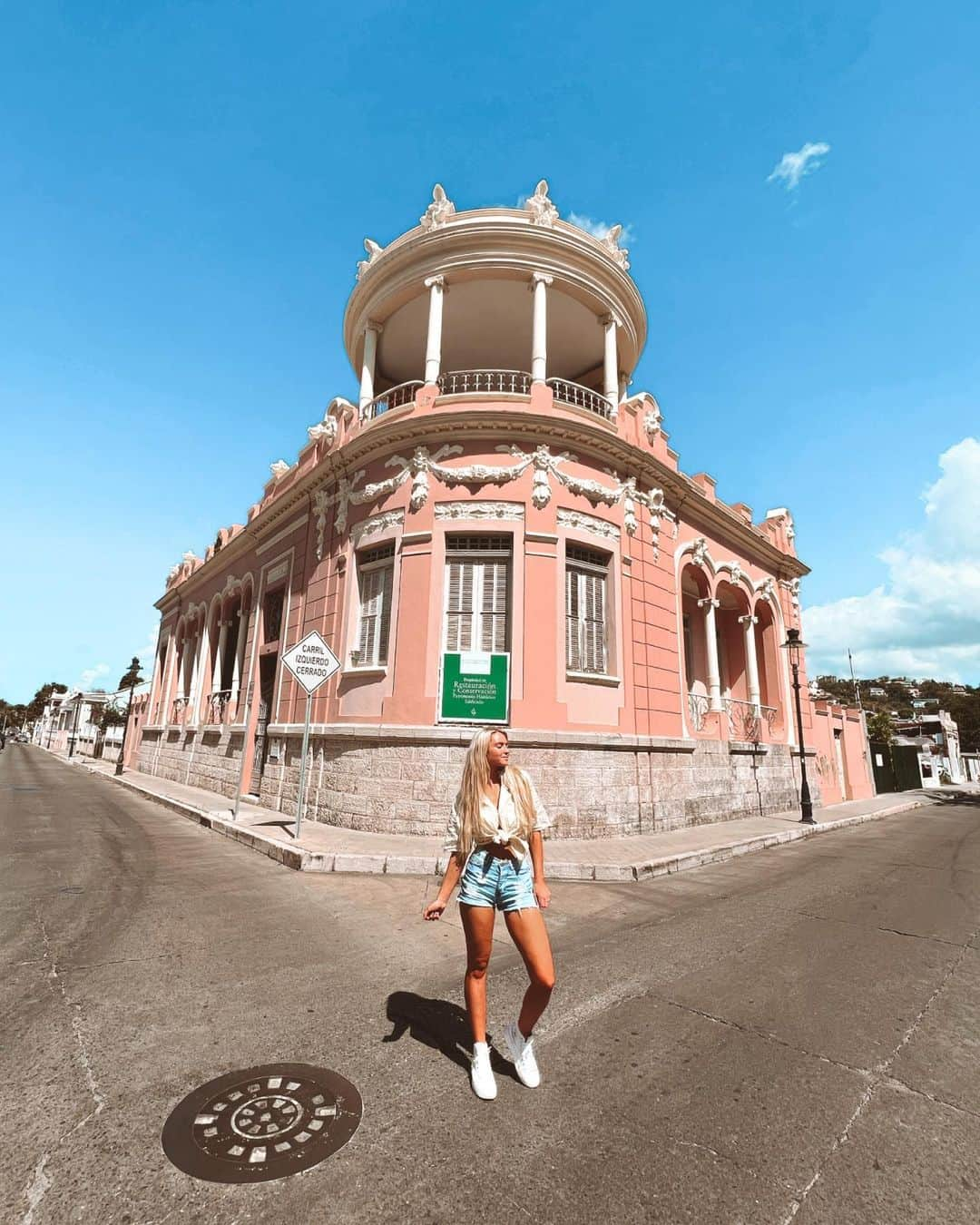 Visit The USAのインスタグラム：「Put on your Barbie shoes! Who wants to take a trip to the land of pink? 💕   🎀 Casa Wiechers Villaronga, Puerto Rico  🎀 Beverly Hills Hotel, Los Angeles, CA  🎀 Scottish Rite Temple, Santa Fe, NM  🎀 White Limozeen, Nashville, TN  🎀 East Austin Hotel, Austin, TX  🎀 Miami Beach, FL  🎀 The Don CeSar, St. Pete Beach, FL   🎀 The Olde Pink House, Savannah, GA    📸: 1 @lucierosedonlan,  2 @bevhillshotel,  3 @jasminealley,  4 @itscameronhinkle,  5 @jantzen_in_the_rain   #VisitTheUSA #TheBarbieMovie #PinkPinkPink #BarbieCore #PinkAesthetic #USATravels」