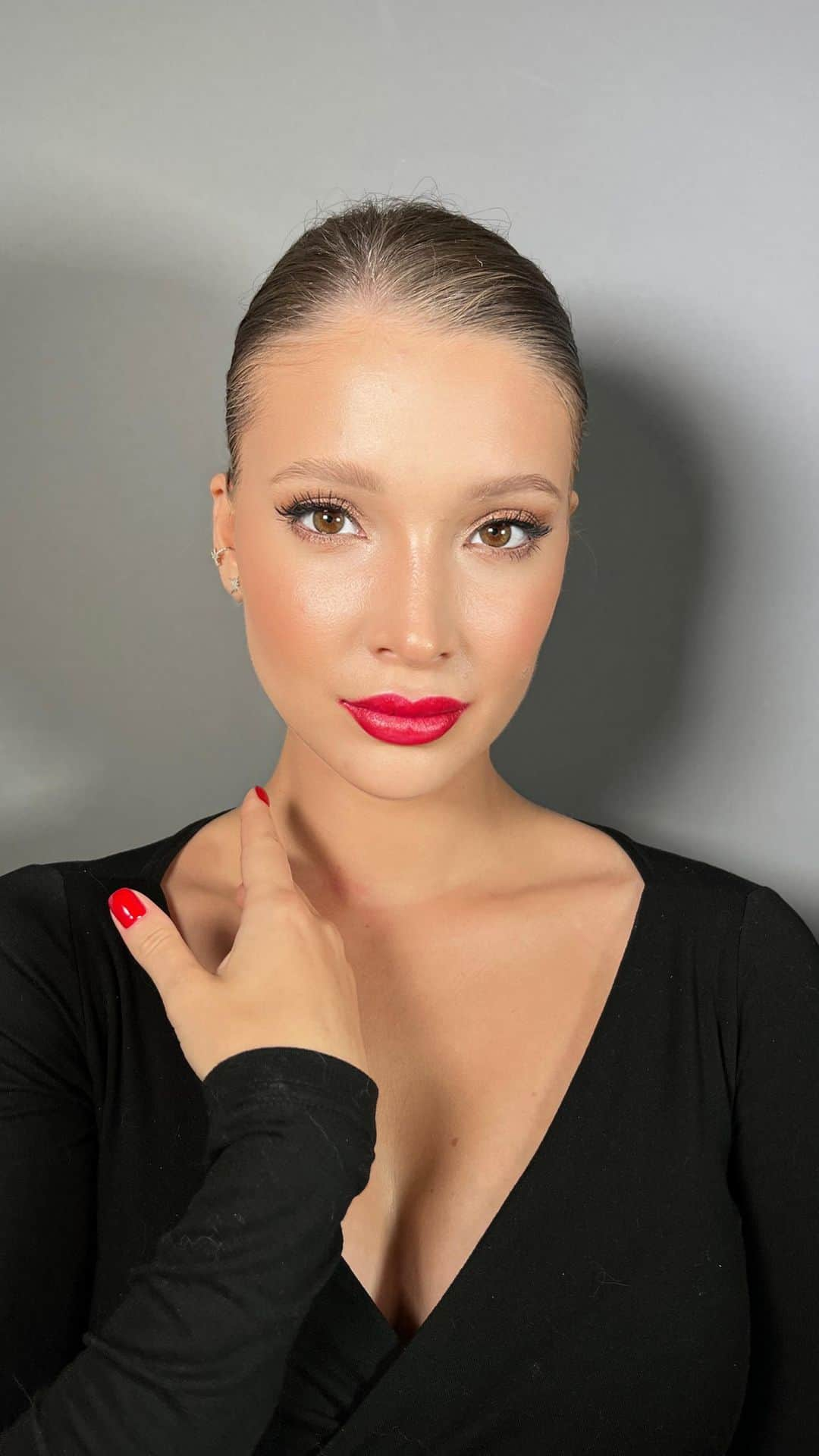 マリア・ソツコワのインスタグラム：「Makeup by @kotyatkaaa」