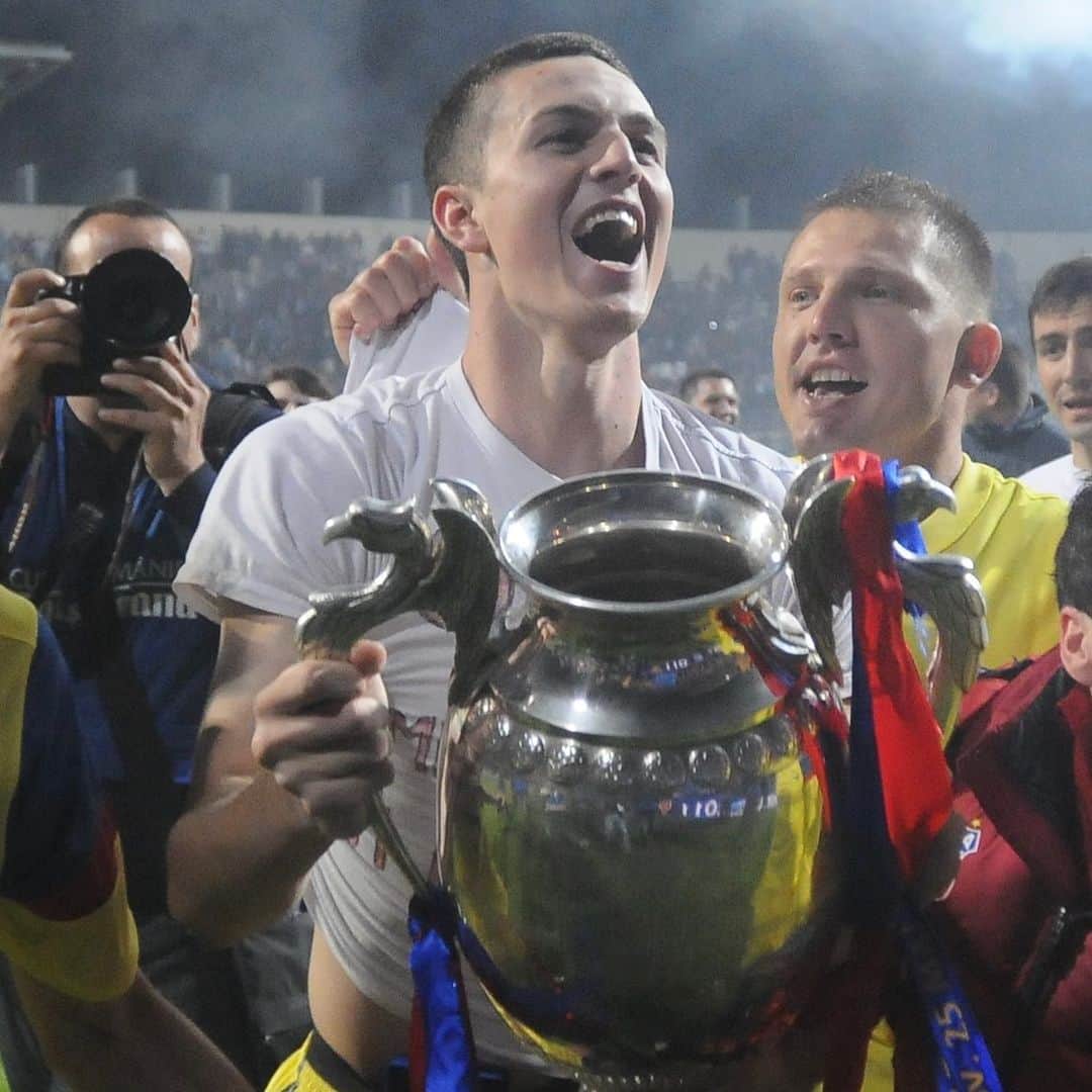 のインスタグラム：「Abia a început SuperLiga și avem deja “Eternul Derby” 👊🏻 E păcat că nu se joacă în Ghencea, e păcat că lumea stă la cozi kilometrice la casa de bilete, dar important e că în toată țara, lumea revine pe stadioane 👏🏻    PS. Cea mai frumoasă amintire a mea, dintr-un Steaua-Dinamo➖ finala Cupei României din 2011 🏆」