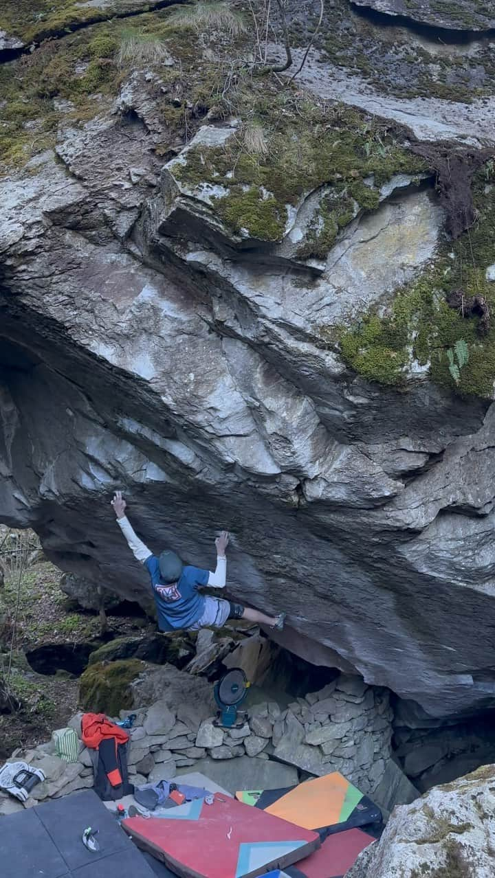 デイブ・グラハムのインスタグラム：「Peace Corps [8C] ⚔️ Back on April 14th I made the last notable ascent from my trip to Ticino this winter, and although I would have loved to climb more of my projects, it wasn’t in the stars this round. I found this line rather challenging; a strange small-boxish crux with a super tricky kneebar, equally tricky heal hook, and bizarre little crack-slot grip 😅 After climbing Fight Club, I figured out my beta rather quickly to this beautiful direct variation from @kimmarschner which I thought could go down quickly, but after a few attempts at linking the crux, I created a crazy blister/wound on the side of my finger from this right hand slot grip 😭 Things got complicated after that, and an epic tape-war ensued 🤦🏻‍♂️ The only way I could do the move was by taping, but then I couldn’t actually fit my fingers into the thing crack-like crimp 😂 Many sessions flew by falling from the crux heal hook, with my fingers not properly settling into their correct places, as I couldn’t ever pull outward enough to stay tight in the position. The move on its own was fine, if I wiggled my fingers into the grip off the pads, but from the start I could never get the hold correctly. This turned into a rather drawn out battle, and a learning experience in tapping🤣 After about 4 sessions of subtle progress, the cut never fully healed, and neither did my attemps. Frustrated and looking for answers, I realized maybe I was approaching my taping method incorrectly, not my beta or climbing 🤔 Instead of wrapping the joint super tight, so that the tape was thinner, I tried loosening it, and magically could bend my finger into the right position while grabbing the hold 🤗 I began giving more burns, and on a sub-par try, stuck the crux move randomly, then proceeded to get blasted pumped and had one of the best fights of my life 🙌🏻 Somehow I didn’t drop the finally section, and summited this beast, feeling very rewarded by the effort, and happy I learned something new!!! Tape can be ok!! FYI, I hate tape 🤣😂 Sorry to all my followers for the radio silence the past months 😞 I will be more active here on IG again,  so more content coming along here soon and some new videos in the works!!」