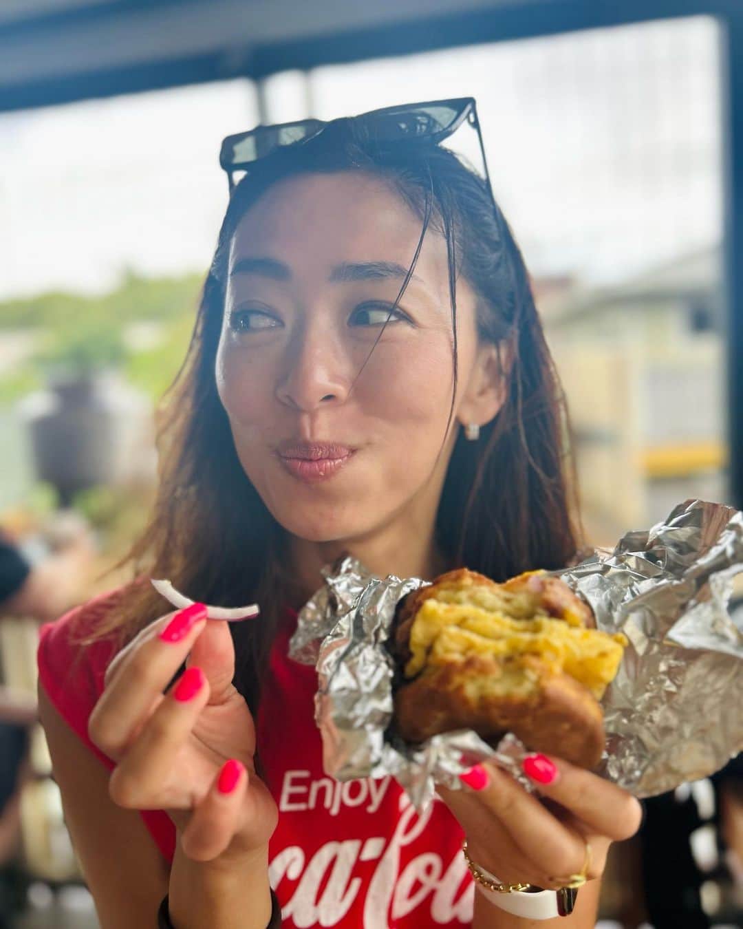 野沢和香のインスタグラム：「うんまっ🤤 @morningglasscoffee   マノアのcoffee shop大好き😋 ラテとエッグマフィンの美味しさよ🤤  #ハワイグルメ　#ハワイ情報」