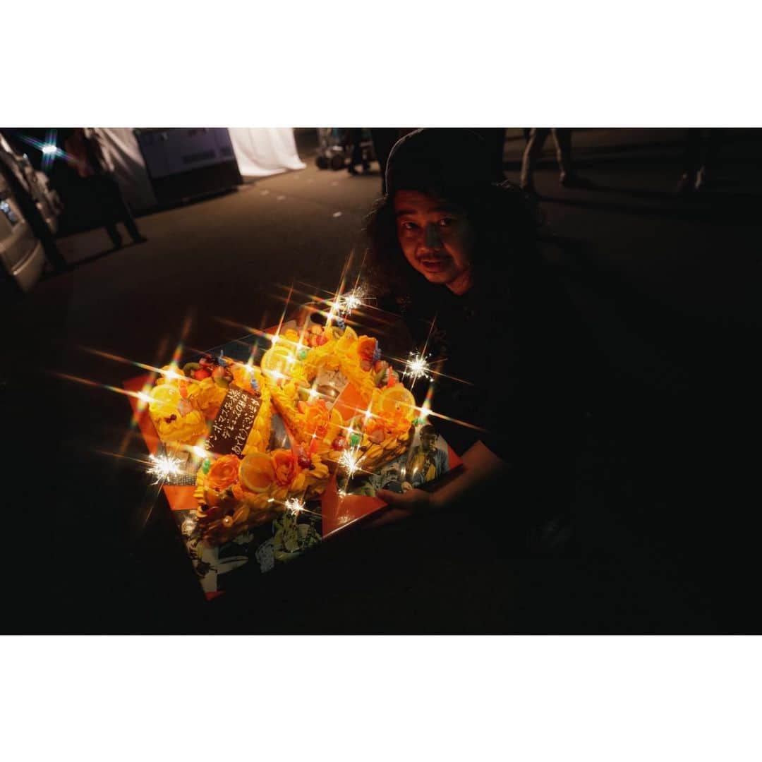 近藤洋一（サンボマスター）さんのインスタグラム写真 - (近藤洋一（サンボマスター）Instagram)「【釧路KIRI FES 23】@#SETYOUFREEステージ　ありがとうございました！！  初釧路！めちゃくちゃ盛り上がって最高の景色でした。たくさん集まってくれて本当に嬉しかったです。 デビュー20周年も祝っていただいて感無量です！  SET YOU FREE の千葉さんの地元という事で声をかけて頂き、対バンの うつみようこ & YOKOLOCO BAND 、ホフディラン、サンボマスターの3バンドで釧路に物語を刻めたのではないかと思います！  「SET YOU FREE」、気になった方は是非調べてみて下さい。今日のライブがまた一段と味わい深くなると思います！  千葉さんとサンボマスターはデビュー前に出会っていて、そこから20年以上経った今日、釧路にやってきてあんなにたくさん集まってくれたみんなとライブが出来た事、本当に感慨深い夜でした！  photo by @saru_0305   #kirifes #霧フェス #釧路 #setyoufree #サンボマスター #全員優勝 #全員優勝計画 ↓↓↓ 全員優勝計画始動！！  🌟11/19 横浜アリーナワンマン 【全員優勝フェスティバル〜ゴールデン LIVE’it〜】 各種先行予約受付中！！  🌟新曲「Future is Yours」が8/4公開 『しん次元！クレヨンしんちゃんTHE MOVIE 超能力大決戦〜とべとべ手巻き寿司〜』主題歌決定🙌  🌟7/26 ベストアルバム『サンボマスター "超"究極ベスト -全員優勝Edition-』発売！  🌟?????」7月22日 1時28分 - yoichi_kondo_sambomaster