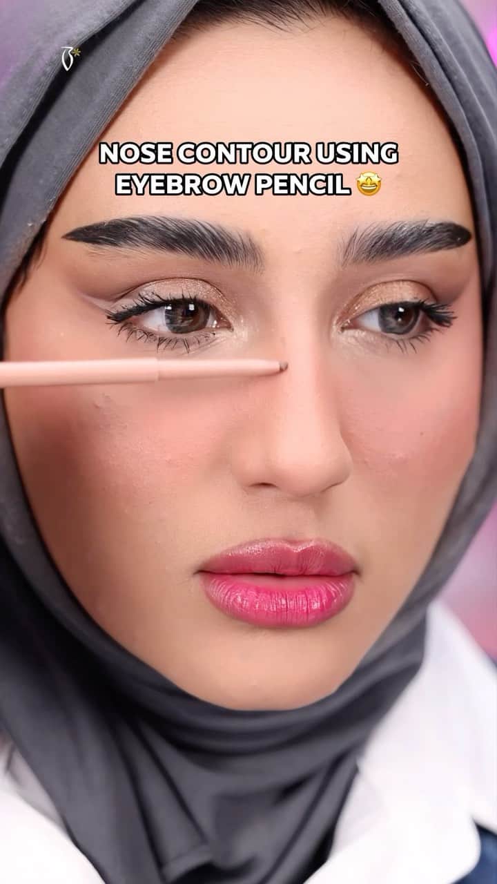 Makegirlzのインスタグラム：「ترند كونتور الأنف باستخدام قلم الحواجب 🤯  Nose contour using eyebrow pencil trend 🤯  ‏‎#بوتيكات #Boutiqaat #الكويت #السعودية #الامارات #عمان #البحرين #قطر #العراق#hack #makeuphack #makeup #contour #blusher  ‏‎‏#makeupforever #maccosmetics  #mac #benefit  #benefitcosmetics」