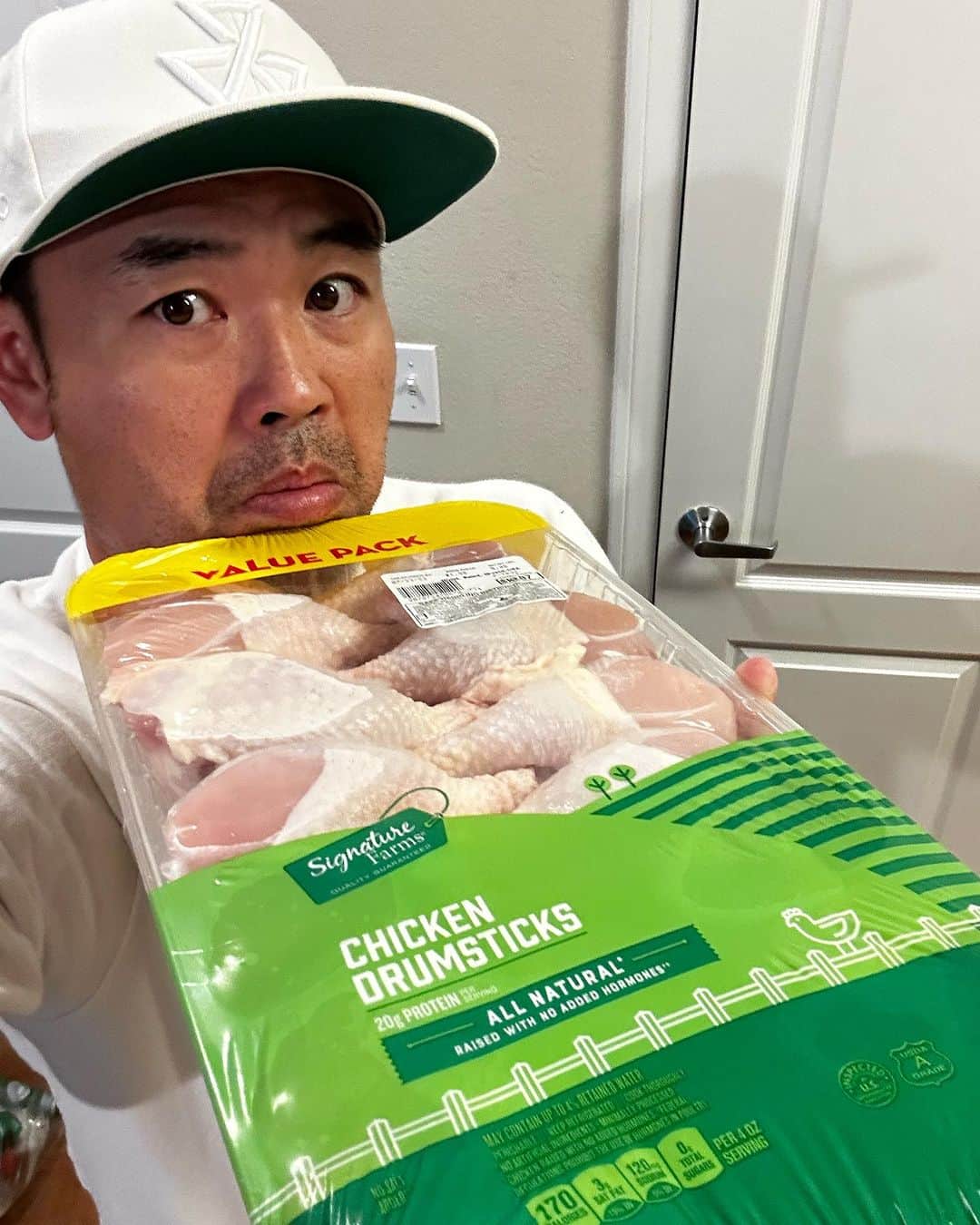 品川祐のインスタグラム：「アメリカのパック売りでかっ。 ぶっ太い骨付き鳥もも肉が12本入り。煮込み中 めんつゆとおろし生姜で煮込み中。 #LA食材 #LAっぽくない料理」