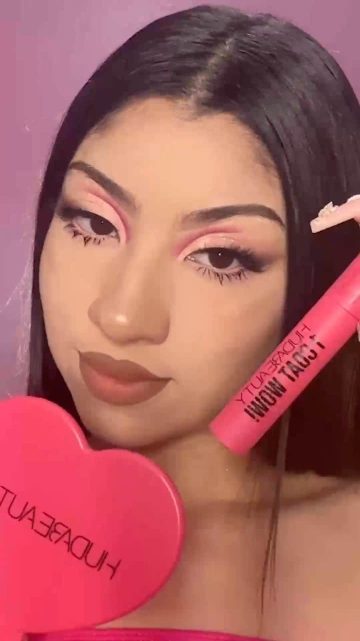 Huda Kattanのインスタグラム：「Repost the beautiful @makeupbychinaa @Hudabeauty Sent me their new 1 Coat Wow mascara & as I mentioned on TikTok my lashes are kinda mid so I don’t really review mascaras, but I loved it😭😍  Personally, my eyes look better not curled so it’s hard to find a mascara that gives me that dark, cat eye lash and this one did just that.  Right now, 1 Coat Wow and Rare Beauty are in my top favs 🤍 Highly recommend this mascara!   #makeup#hudabeauty1coatwow」