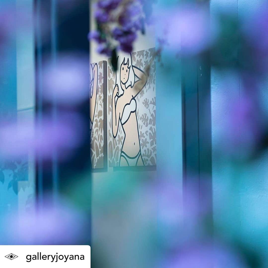 白根ゆたんぽのインスタグラム：「マルセイユで開催中のグループ展にキャンバス作品2点で参加しています。  Posted @galleryjoyana Merci à tous d’être venus inaugurer l’exposition ILLO – encore visible jusqu’au 29 Juillet… 💙  _______ #illo #illustration #illustrationshow #galleryjoyana #art #artmarseille #shokoishida #japanedeart #asianart  📸 @lugand_s」