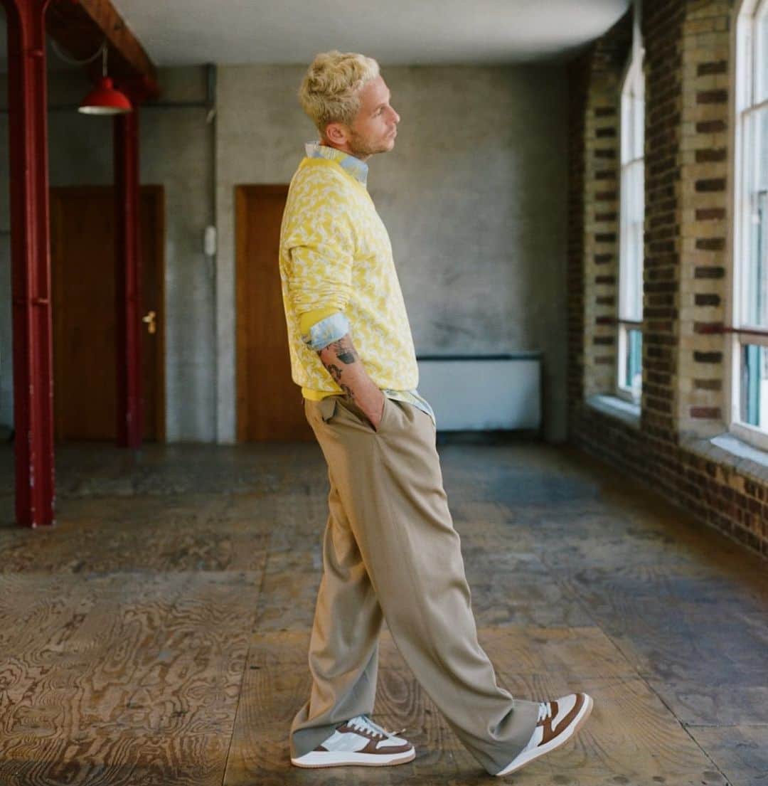 ライアン・テダーのインスタグラム：「Walkin’ into the weekend like……  Photo by @jackalexanderuk  Style by : Ellie Witt @ The Only Agency」