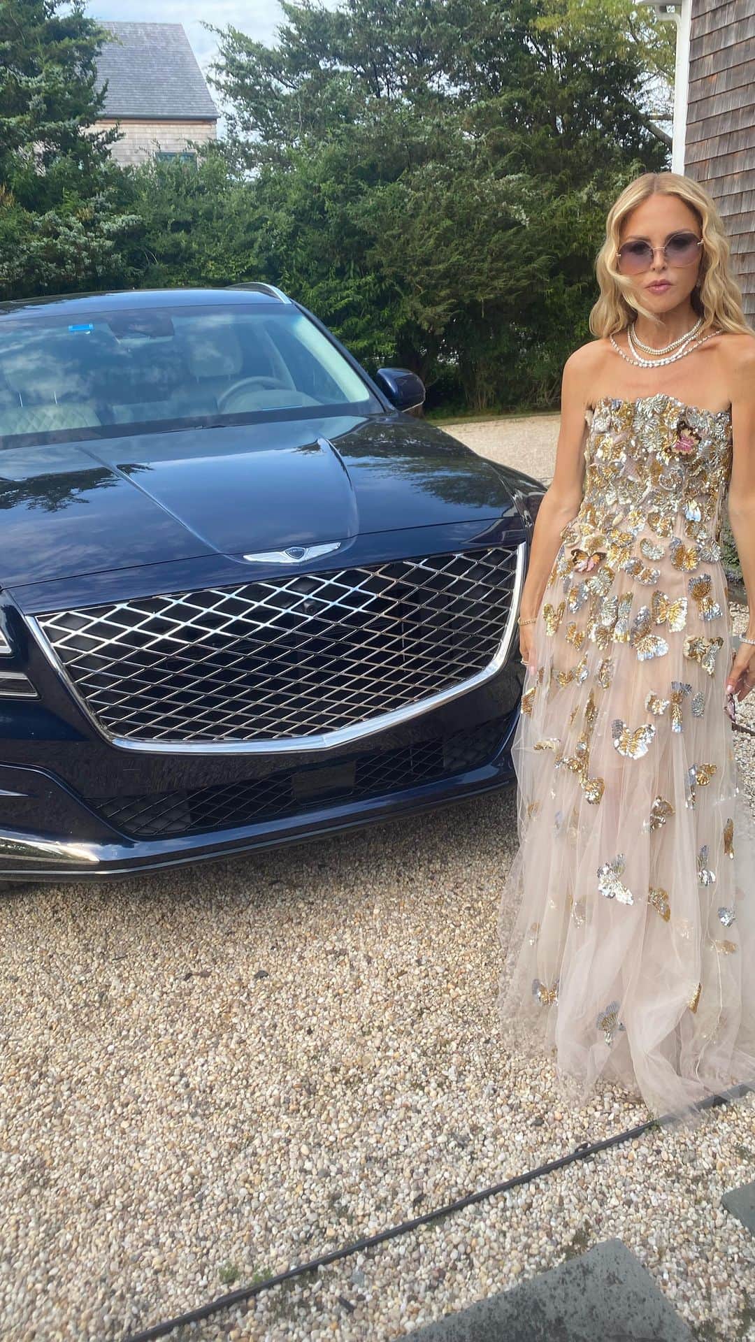 レイチェル・ゾーのインスタグラム：「I have the perfect summer accessory thanks to @genesis_usa and their gorgeous #GV80. This luxurious SUV is a true blend of style and safety that myself and my family could not love more! #GenesisPartner」