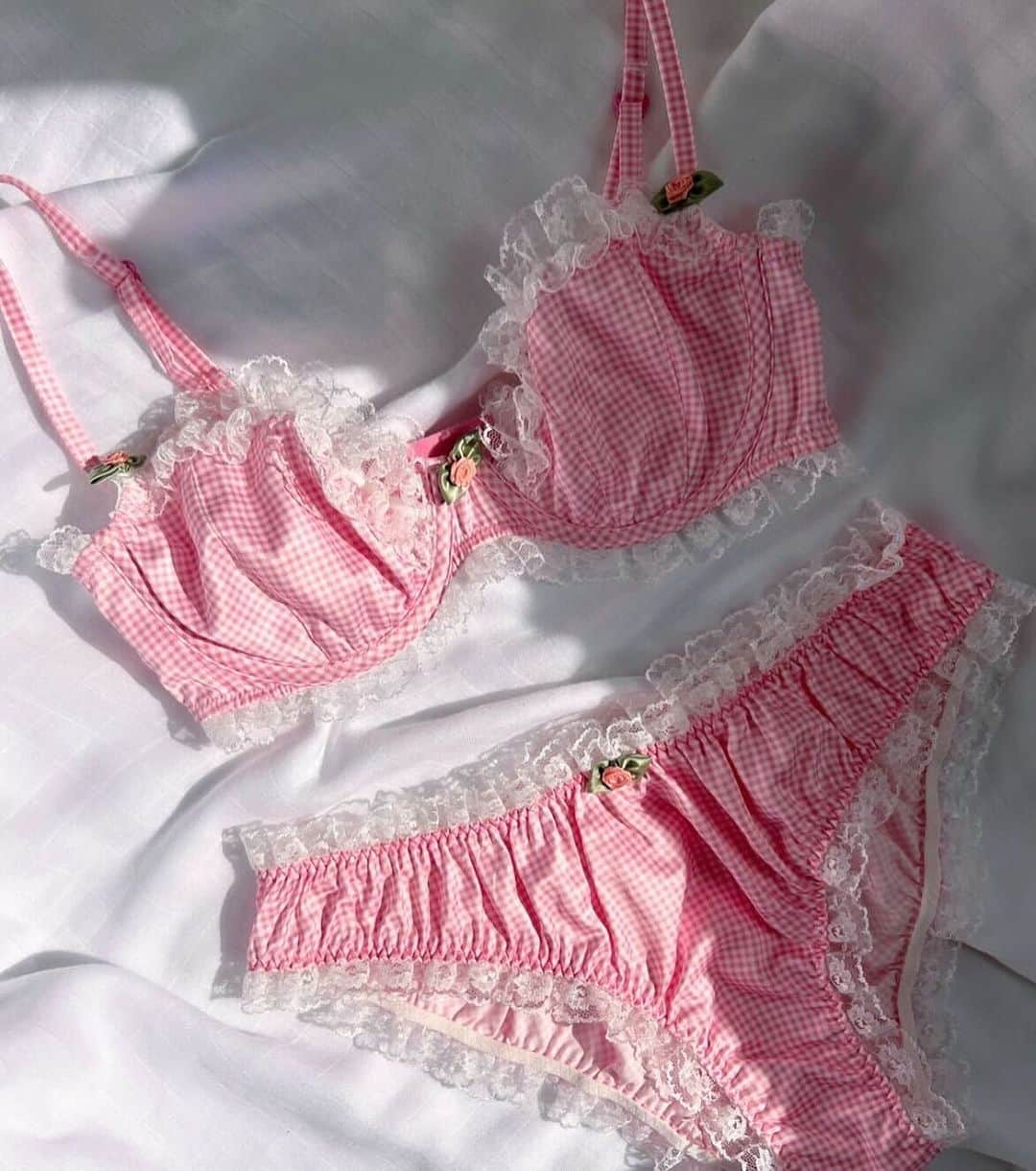 For Love & Lemonsさんのインスタグラム写真 - (For Love & LemonsInstagram)「A #COTTAGECORE DREAM 🕊️🎀 The Gingham Underwire Bra and Panty #FLLforVS #forloveandlemons」7月22日 2時17分 - forloveandlemons