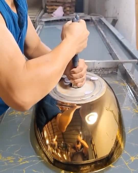 StreetArtGlobeのインスタグラム：「Using a hydro dipping paint process to create artistic sinks 🤯」