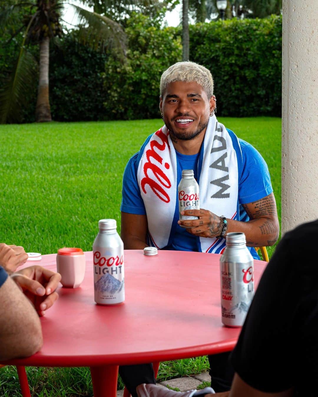 ホセフ・マルティネスのインスタグラム：「Get ready to beat the heat during Leagues Cup! Experience a month of games while staying refreshed with the Chill Fanxiety Scarf and @coorslight. With its built-in neck massager and cooling gel packs, the Chill Fanxiety Scarf keeps you refreshed and ready to cheer on your team! #ad #21+   ¡Prepárate para combatir el calor durante Leagues Cup! Disfruta un mes de juegos mientras te mantengas fresco con la Chill Fanxiety Scarf y @coorslight. ¡Con su masajeador de cuello incorporado y material refrescante, la bufanda Chill Fanxiety te va mantener fresco y listo para animar a tu equipo! #ad #21+」