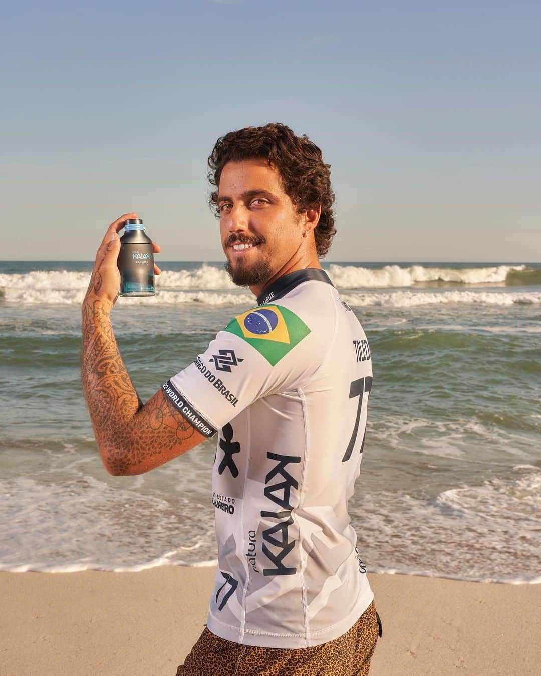 フィリッペ・トレドのインスタグラム：「Como surfista, mergulho em experiências únicas e estar com Kaiak na WSL na etapa de Saquarema não foi diferente, na verdade, só consegui vibrar ainda mais! Junto da marca pude vivenciar e imergir em histórias incríveis e entender a conexão e respeito que ela tem pelos mares e Oceanos. Além disso, sabemos que competir também é cuidar do nosso lar, a praia, e lá não foi diferente. Coletando lixo e deixando nosso lugar de vibração e positividade limpo e bem cuidado, reafirmamos nosso compromisso com a sustentabilidade e preservação. Juntos eu, vc e Kaiak, fazemos a diferença! 🌎♻️🏄🏻‍♂️ #naturakaiaknawsl  @naturabroficial」
