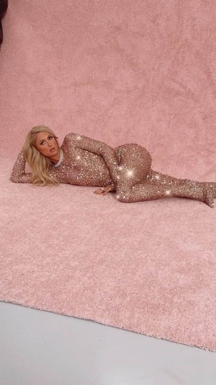 パリス・ヒルトンのインスタグラム：「Feeling HOT with @HarpersBazaarUS ✨ Stream “Hot One” at the link in bio 🔥💗🔥」