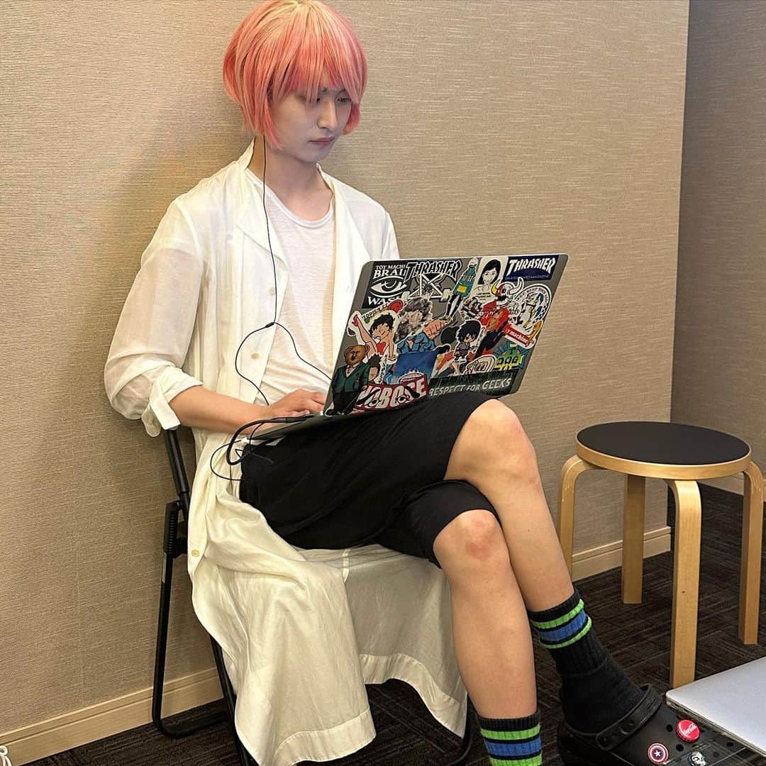 後藤聖那のインスタグラム：「先麻生専門学校によるイベントのオフショです＾＾ 控え室で編集してたら翔鈴が撮ってくれました。 セット前ですけどね。編集頑張ってたんですけどね。 全然終わらなかったんですけどね。今もやってます。 ⁡ 今日あげれるように頑張ってます。 ⁡ JIN DA HOUSE観てください。是非。 編集上手いので。我ながら。上手いので。頼む。 ⁡ 早く100万人いかせてくれ」