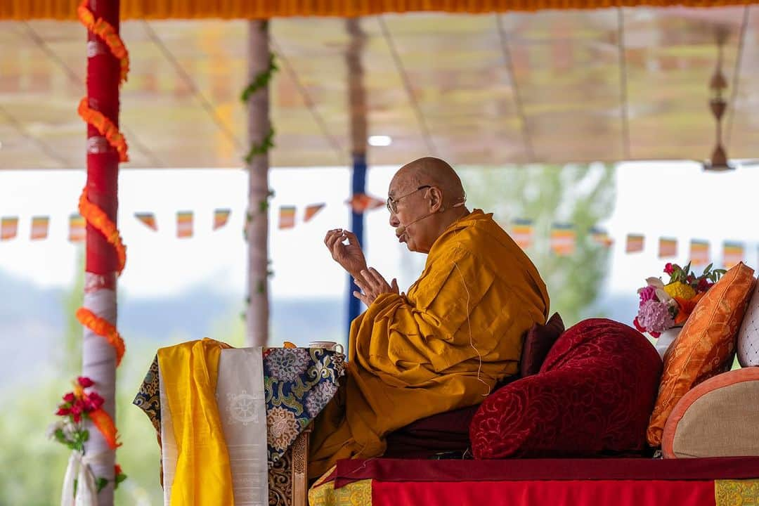 ダライ・ラマ14世さんのインスタグラム写真 - (ダライ・ラマ14世Instagram)「First day of teachings in Leh, Ladakh on July 21, 2023. #dalailama #leh #ladakh #teaching #buddhism」7月21日 17時43分 - dalailama