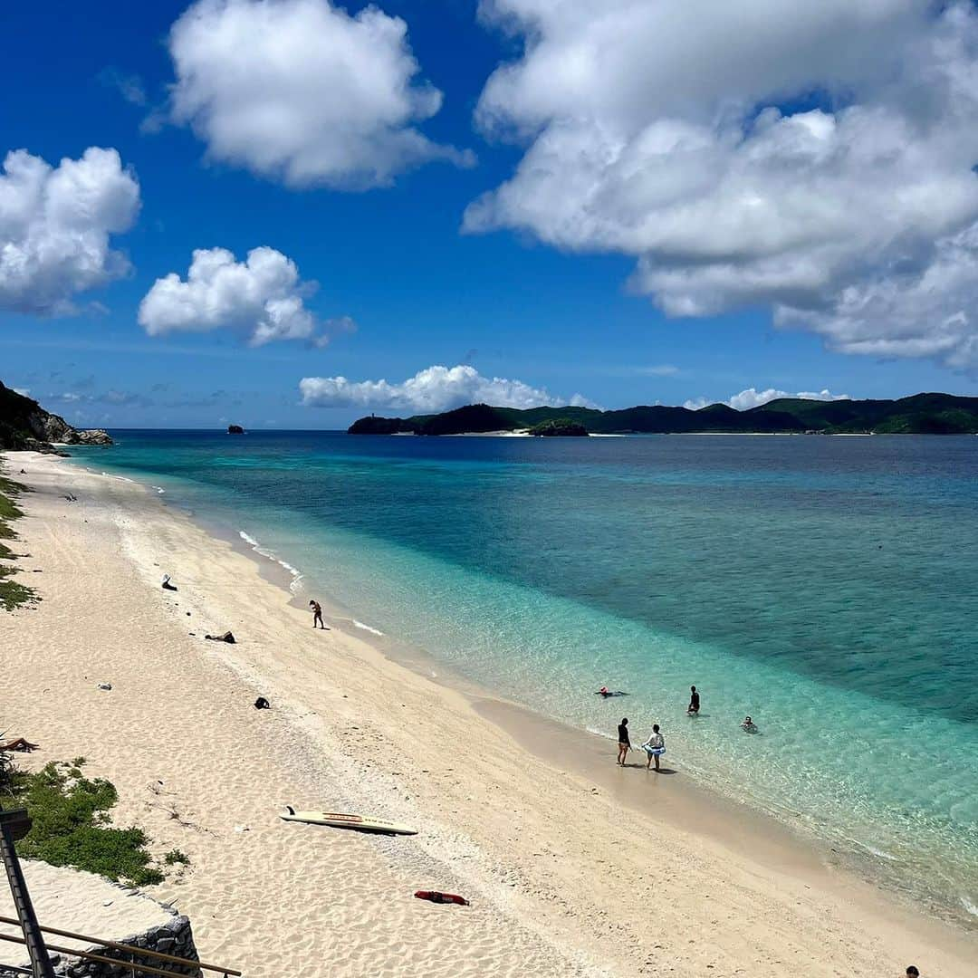 おきなわLikesさんのインスタグラム写真 - (おきなわLikesInstagram)「一足お先に夏になった沖縄☀️ 今日の天気最高！と急に思い立って、 ふらっと船で離島へ行ってきました🚢 ⁡ 実は那覇の泊港から高速船で50分、 フェリーで1時間半で行ける離島があるのをご存知ですか？🤭🏝️  慶良間諸島国立公園の一つである、阿嘉島（座間味村）です🐠 ⁡ 近くの座間味島や渡嘉敷島よりはポピュラーじゃないかもですが、、、 何をおっしゃいますか〜⁉️ 豊かな自然が守られていてこんなにも青い海が楽しめるんです〜🩵 この海を見た時に出た感想の「とぅるとぅる」という表現がまさに伝わるかも？🥺 ⁡⁡ 今回私はレンタサイクルをして、 橋で繋がっている慶留間島と外地島まで足を伸ばしてみましたが、 ほとんどの人は北浜（ニシバマ）ビーチでシュノーケルを楽しんでました🩵  北浜ビーチはライフセーバーの方がいて、 ビーチに出る前に波の状況を教えてくれるので安心して楽しめますよ🐠🪸 ⁡ ちなみに、島にはレンタサイクル屋さんが3店舗しかなく、 タクシーも走っていないため、訪れる際は事前に予約することをオススメします💡 （後ろに並んだ人は自転車がなくなって断られてた🥲） ⁡ ケラマジカも歩いていたり🦌 日帰りでも十分ゆったりとした島時間を楽しめるので、 丸一日何しようかな〜ってときにぜひ訪れてみるのはいかがでしょうか？🐢 ⁡ ✜ 𖣯 ✜ 𖣯 ✜ 𖣯 ✜ 𖣯 ✜ 𖣯 ✜ 𖣯 ✜ 𖣯 ✜ 𖣯 ✜ ⁡ 沖縄のこと、「ちょっと好き」から「もっと好き」に。 ⁡ フォローしてね🌺 @okinawa_likes ⁡ ✜ 𖣯 ✜ 𖣯 ✜ 𖣯 ✜ 𖣯 ✜ 𖣯 ✜ 𖣯 ✜ 𖣯 ✜ 𖣯 ✜  #おきなわLikes #沖縄 #沖縄観光 #沖縄旅行 #沖縄好きな人と繋がりたい #okinawa #沖縄絶景 #沖縄絶景スポット #阿嘉島 #慶留間島 #慶良間諸島　#ケラマブルー #ケラマジカ #沖縄離島  #ブルーチャージ」7月21日 17時44分 - okinawa_likes