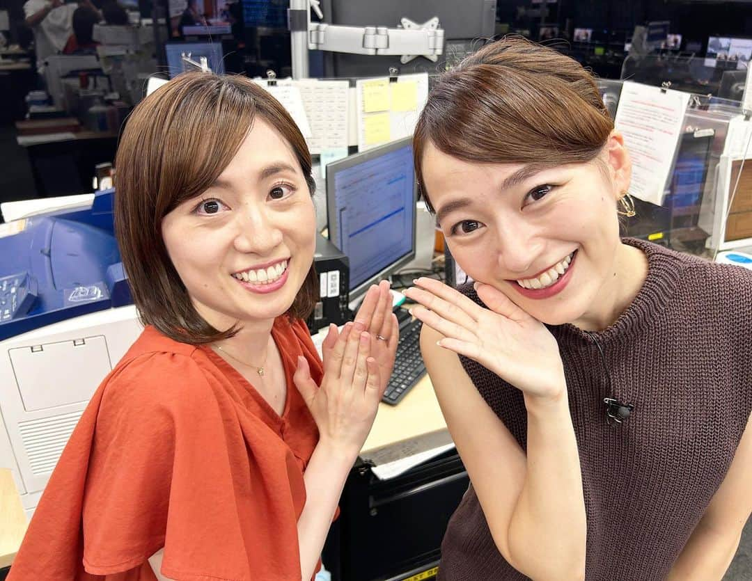 金井憧れのインスタグラム：「TBSNEWS交代👋  1枚目は 「次お会いする時にLINEをお聞きしてもよろしいでしょうか...」とわざわざ事前に会社メールをくれるくらい しっかり者で、可愛らしいギャップの持ち主、近藤ちゃん☺️ LINE無事交換できてよかった🐤  2枚目は 研修中からたくさん勤務が重なった新名ちゃん😋いつもすごくたくさん質問をしてくれて、話もしっかり聞いてくれて。自分にとっても厳しい、見習うところが多い後輩ちゃんです✏️  これからもよろしくね♪  #tbsnews #世代交代 #近藤志生里 キャスター #新名真愛 キャスター #tbsnewsをよろしくお願いします😊」