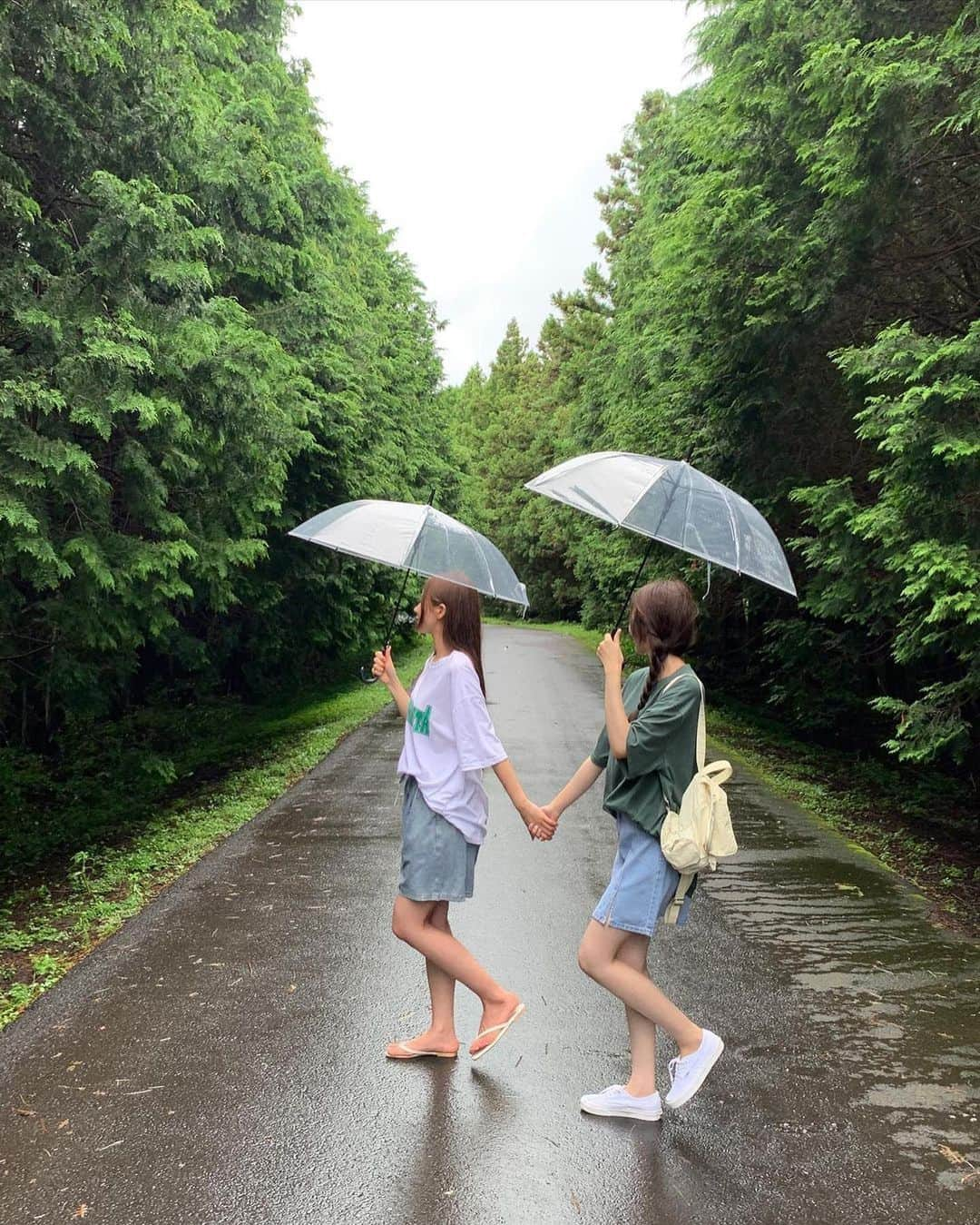 HOTPING公式アカウントさんのインスタグラム写真 - (HOTPING公式アカウントInstagram)「雨が降ってもハッピーな済州島撮影☔📸  雨の日のリンクコーデの参考にしてね🐸💓🐸  #韓国 #済州島 #済州旅行 #済州島撮影 #モデル #旅行 #夏服 #夏コーデ #リンクコーデ #ツインルック #新作 #韓国通販サイト #韓国ブランド #韓国ファッション #韓国コーデ #ルーズシルエット #カジュアル #カジュアルコーデ #シンプルコーデ #韓国旅行 #hotping #ホットピング #daily #dailylook #ootd #제주도 #제주 #jeju」7月22日 11時00分 - hotping_japan