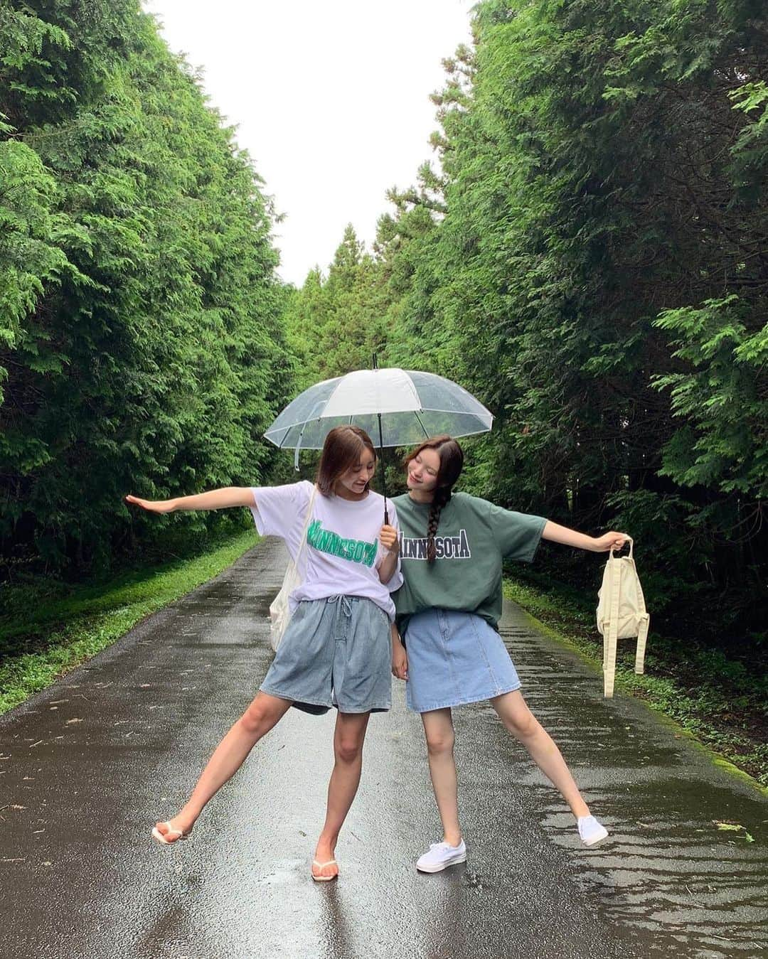 HOTPING公式アカウントさんのインスタグラム写真 - (HOTPING公式アカウントInstagram)「雨が降ってもハッピーな済州島撮影☔📸  雨の日のリンクコーデの参考にしてね🐸💓🐸  #韓国 #済州島 #済州旅行 #済州島撮影 #モデル #旅行 #夏服 #夏コーデ #リンクコーデ #ツインルック #新作 #韓国通販サイト #韓国ブランド #韓国ファッション #韓国コーデ #ルーズシルエット #カジュアル #カジュアルコーデ #シンプルコーデ #韓国旅行 #hotping #ホットピング #daily #dailylook #ootd #제주도 #제주 #jeju」7月22日 11時00分 - hotping_japan