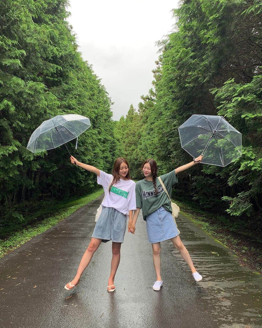 HOTPING公式アカウントさんのインスタグラム写真 - (HOTPING公式アカウントInstagram)「雨が降ってもハッピーな済州島撮影☔📸  雨の日のリンクコーデの参考にしてね🐸💓🐸  #韓国 #済州島 #済州旅行 #済州島撮影 #モデル #旅行 #夏服 #夏コーデ #リンクコーデ #ツインルック #新作 #韓国通販サイト #韓国ブランド #韓国ファッション #韓国コーデ #ルーズシルエット #カジュアル #カジュアルコーデ #シンプルコーデ #韓国旅行 #hotping #ホットピング #daily #dailylook #ootd #제주도 #제주 #jeju」7月22日 11時00分 - hotping_japan