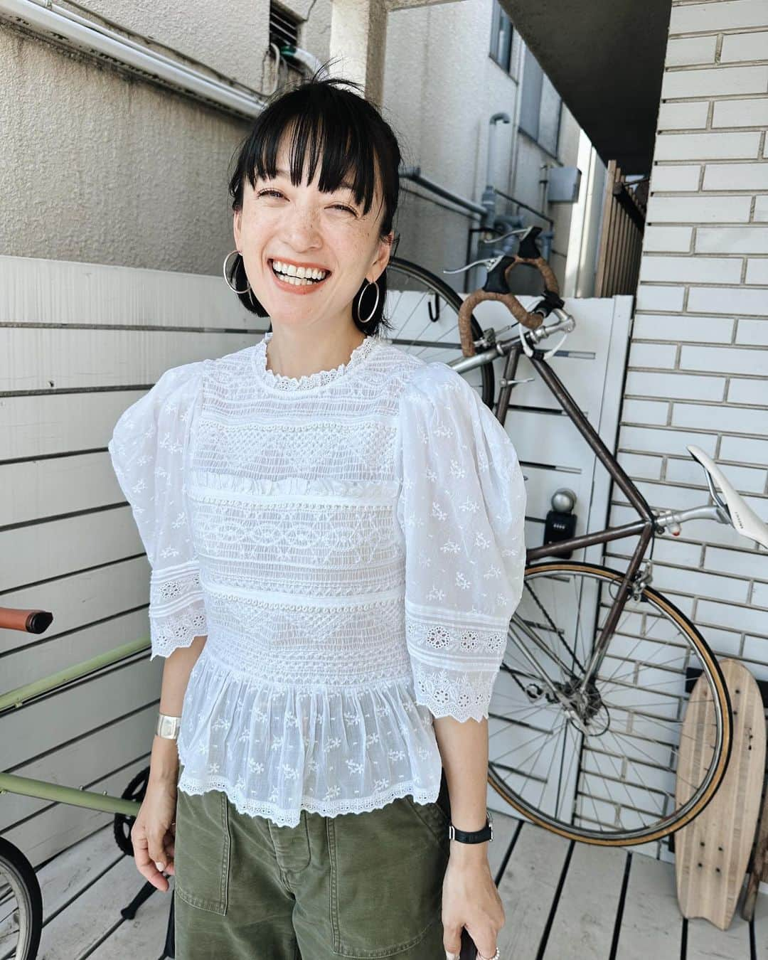 高山都さんのインスタグラム写真 - (高山都Instagram)「バタバタしてる時こそ、好きな服を選ぶ。 小さな機嫌取りが今日1日の自分の調子を上げる気がしてる。  #都ふく  blouse @seanewyork  pants @framework.jp  bag @maisontherow  sandal @lemaire_official   ブラウスはお袖のポワーンと身ごろがシャーリングでピターっとしてるのが良い。 Sea New Yorkって乙女チックで可愛いんだよなぁー。 パンツは週2で履いてるお気に入り。ちょうどよくメンズライクでシルエットがストーンとしてるのも好き。  今日も撮影でスタジオでした。 やりきった1週間、今日明日はゆっくり休もう📚🍺」7月21日 17時45分 - miyare38