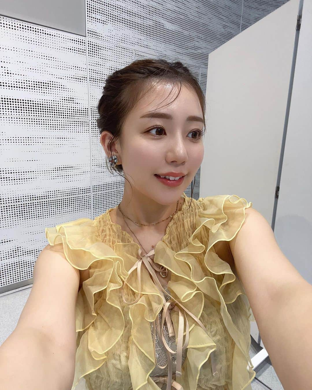 日野麻衣さんのインスタグラム写真 - (日野麻衣Instagram)「衣装がオレンジジュースのようでした🍊🧡 おでこあげるとやる気出るのはなぜ？  #オレンジジュース #飲みたい」7月21日 17時47分 - hinomaiofficial