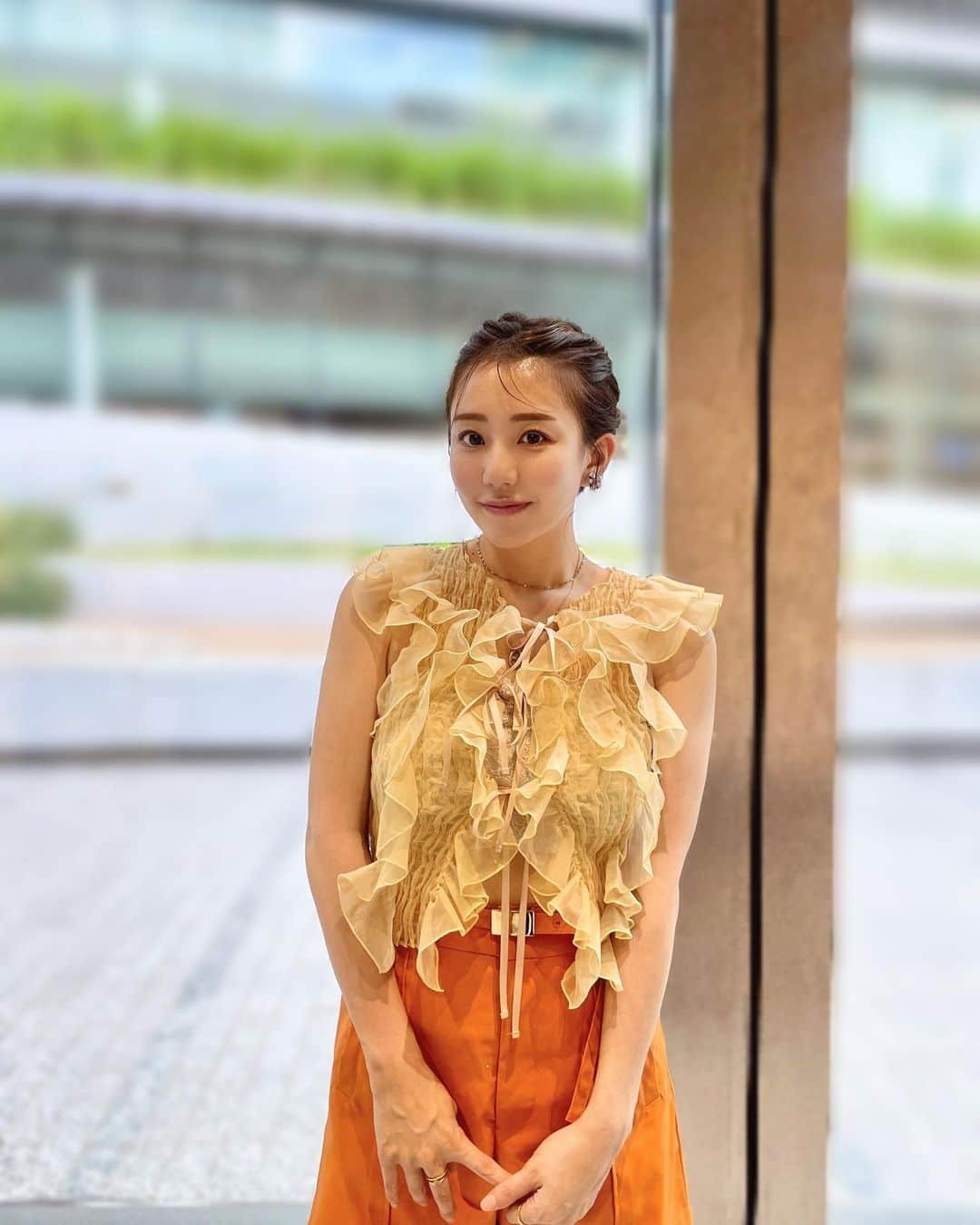 日野麻衣さんのインスタグラム写真 - (日野麻衣Instagram)「衣装がオレンジジュースのようでした🍊🧡 おでこあげるとやる気出るのはなぜ？  #オレンジジュース #飲みたい」7月21日 17時47分 - hinomaiofficial