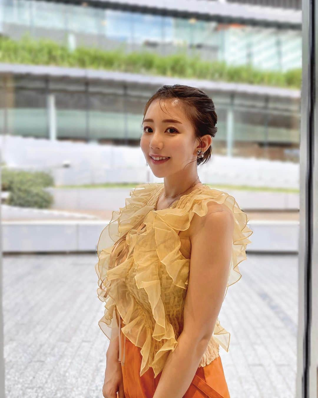 日野麻衣のインスタグラム：「衣装がオレンジジュースのようでした🍊🧡 おでこあげるとやる気出るのはなぜ？  #オレンジジュース #飲みたい」