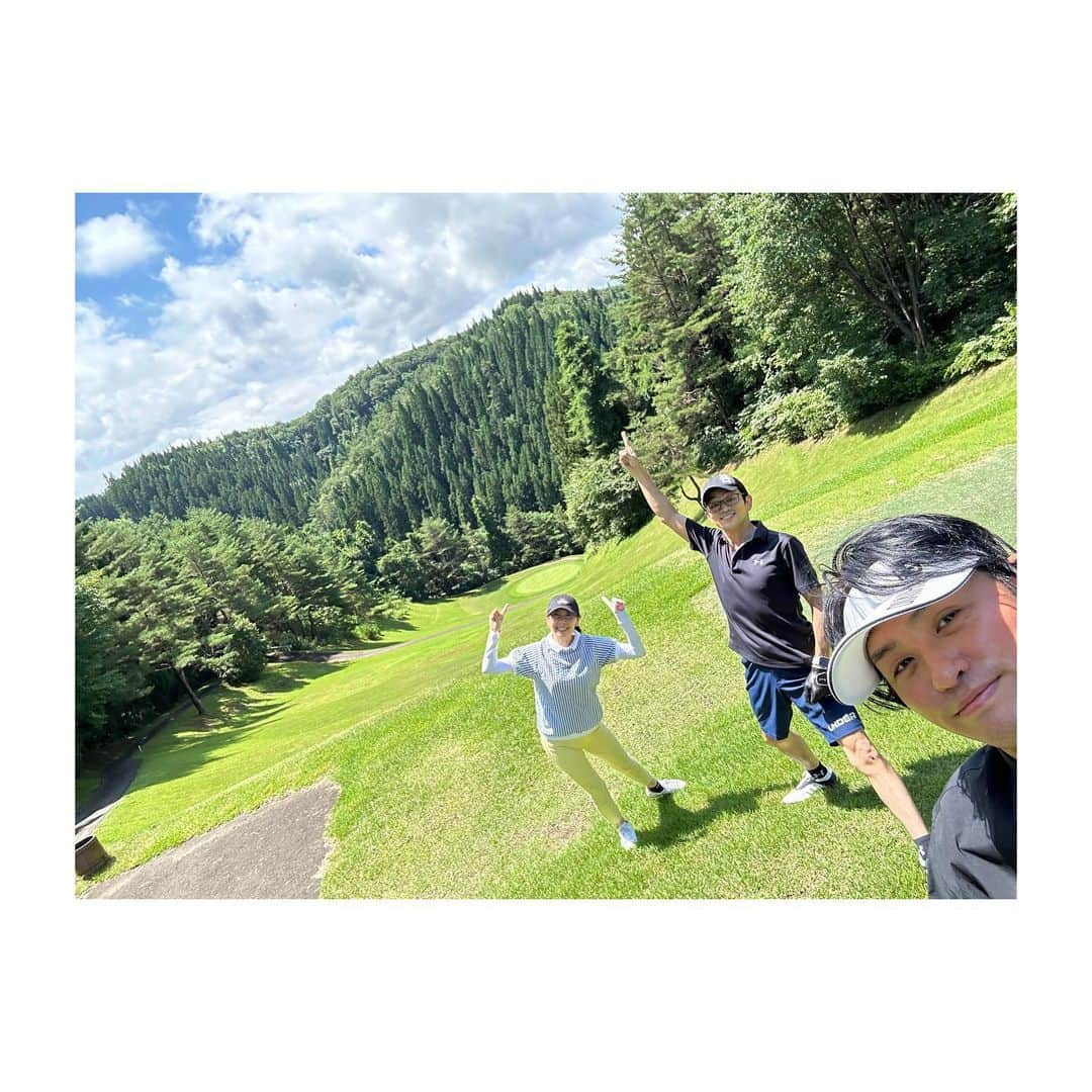 村井麻友美さんのインスタグラム写真 - (村井麻友美Instagram)「昨日の最後の休演日はお兄さんたちとGolfへ⛳️  前の日は1回じゃ公演だったので、座組全員で小坂町にあるパークゴルフでコンペ。笑  やっと晴れた秋田。 陽の光を浴びて、楽しい2日間でした！！ ＊ ＊ ＊ #ゴルフ #Golf #大館カントリークラブ #大館  #秋田  #小坂町 #パークゴルフ #⛳️ #beamsgolf  #ビームスゴルフ #佐野圭亮 さん #賀集利樹 さん #村井麻友美」7月21日 17時49分 - mayumi_murai817