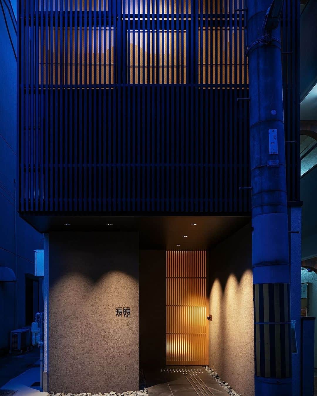 ミサオケンチクラボのインスタグラム：「ゲストハウス『時時』外観 ・ 京都市内、清水五条のゲストハウスです。 もともと鉄骨３階建ての事務所ビルだった建物を、ゲストハウスにリノベーションしたものです。 アルミサッシにタテ格子で覆って、京都の街並みに溶け込むようにしています。 ・ 写真：福澤昭嘉 ・ #シンプル #モダン #住宅 #注文住宅 #デザイン #ミニマル #家 #建築 #建築家 #建築家住宅 #設計事務所 #architect #architecture #design #ゲストハウス #ホテル #旅館 #宿泊 #リビング #リビングルーム #畳 #インテリア #大テーブル #ガラス張り浴室 #店舗 #暮らしを楽しむ」