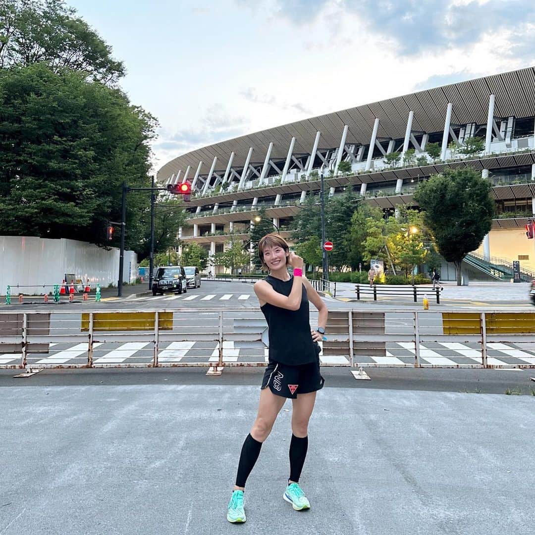 西谷綾子のインスタグラム：「‥ 昨日はBaSRCの前に綾子練🏃‍♀️ 400m×10本 85秒前後で出来た🥹🔥 少しずつスピード戻ってきた！！  BaSRC(バスラック) 月2回開催！ 走る前はしっかりストレッチ・筋トレ・動きづくり。 アフターケアもあり🙆‍♀️ 昨日も初参加の方がいらっしゃり 新たな出会いに感謝🤝💕 いつも和気あいあいの雰囲気です🥰 8月は10(木)と24(木)🌻  走り終わったら @saladburg  創業60周年こんにゃくメーカーが作った 「サラダバーグ」  常温保存なのでいつでも袋を開けて そのまま食べられます😆  走り終わった後、忙しい時、 お弁当、トレイルラン、山登りの休憩中にも 食べられます☺️ もちろん時間がある時は温めて♨️  こんにゃく×大豆 ハンバーグ こだわりが沢山詰まっています👍」