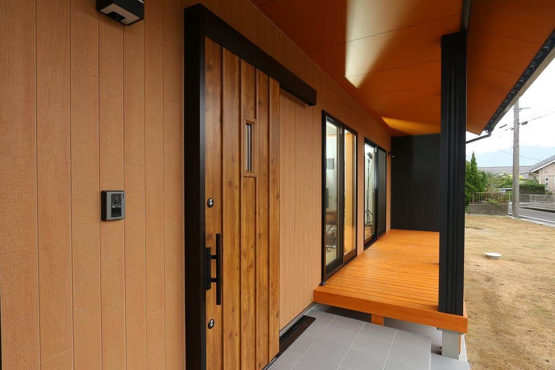 OKOCHI STYLE(香川県) さんのインスタグラム写真 - (OKOCHI STYLE(香川県) Instagram)「お家づくりの参考に✨ 素敵な玄関アプローチ集めました🏠  ーーーーーーーーー  香川県で木の家を建てる大河内工務店。 HPでは、施工事例を多数ご紹介しています。 家づくりをお考えの方は【フォトギャラリー】をご覧ください。  ーーーーーーーーー プロフィールからHPへ→ @okochi.komuten ーーーーーーーーー  街角リゾート木きん堂倶楽部のインスタもご覧ください(カフェ&ギャラリー情報)🌟  ーーーーーーーーー @mokkindo.cafe ーーーーーーーーー  #新築 #新築一戸建て #マイホーム #マイホーム計画 #インテリア #注文住宅 #かわいい家 #おしゃれな家 #かっこいい家 #家づくり #工務店だからつくれる家 #暮らしを楽しむ #大河内工務店 #自由設計 #木の家 #木の家づくり #自然素材の家 #香川イベント #香川の家 #香川県工務店 #玄関」7月21日 18時00分 - okochi.komuten