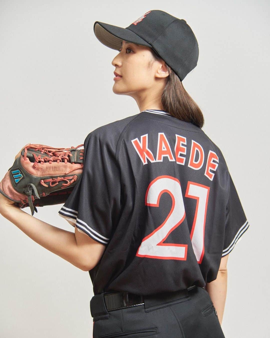 青野楓のインスタグラム：「⚾️  【 @bullkies 】 と言う、スーパースタイリッシュな野球チームに入りました。笑  毎週練習や練習試合してます。 部活みたいで楽しいです。  やりたい気持ちと体力がなかなか合ってくれないけど無理なく頑張ります🤩  全員の応援よろしくお願いします🐶  #野球#草野球#baseball  photo @shota_yokokura  hair make @sushi_ga.suki」