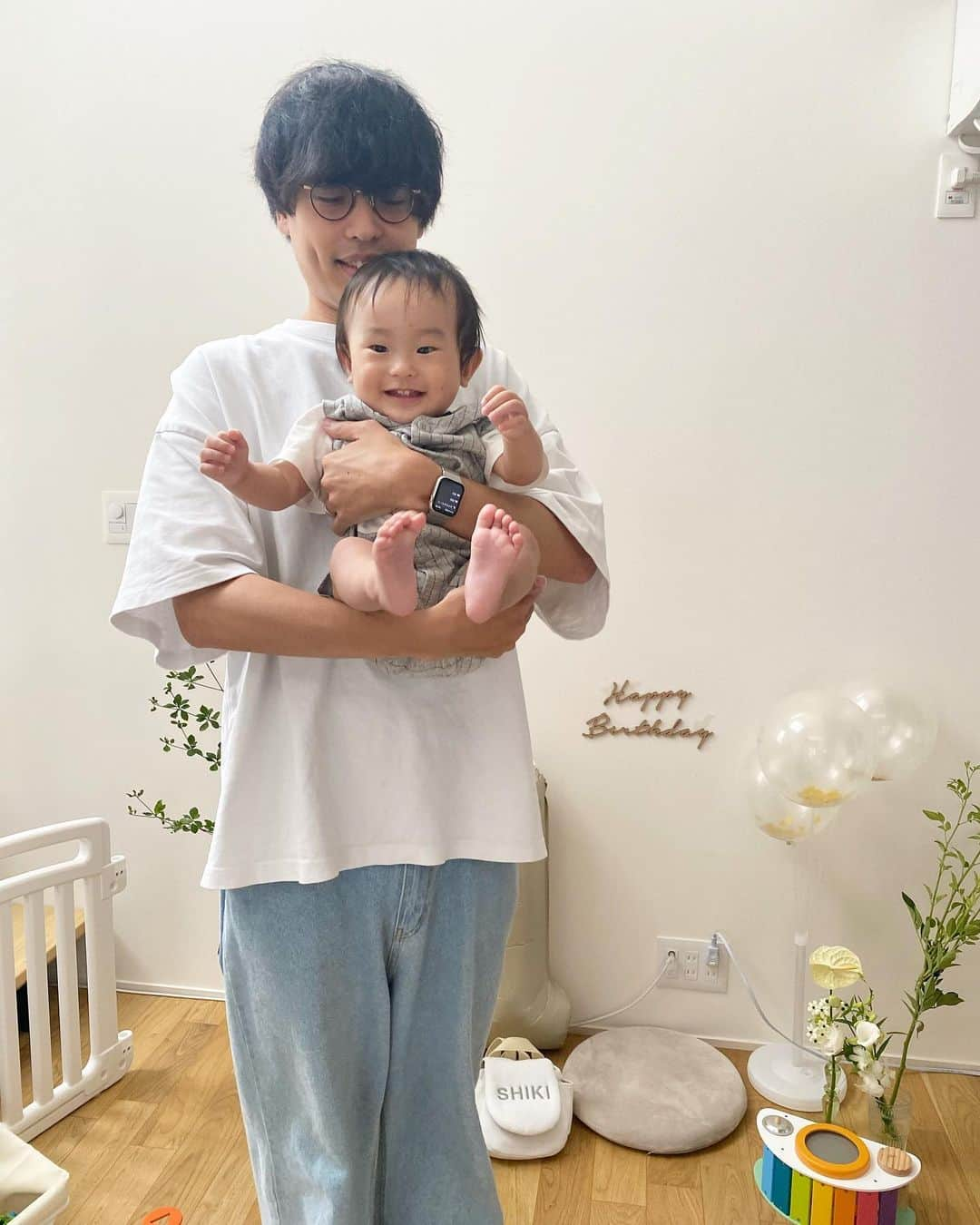 片桐優妃さんのインスタグラム写真 - (片桐優妃Instagram)「我が家のお兄ちゃんが1歳になりました👶🍰 . 抱っこしたらご機嫌なのに座らせるとなぜか顔がかたくて、写真の仕上がりはまあまあかな🤣 . 1歳のお祝いには ✔︎SHEINの数字バルーン(¥100くらい) ✔︎ダイソーのキラキラバルーン ✔︎一升餅用のリュック ✔︎happy birthdayの木製プレート ✔︎カラフルなおもちゃ ✔︎アイシングクッキーをのせたオーダーケーキ ✔︎ドウダンツツジなど季節の植物 ✔︎選び取りカード ✔︎お祝い用の服 を用意しました📷 . 一升餅は背負えなくてやっぱり泣いてた😂これ、かなりの量なのでネットとかで冷凍の買うよりちゃんとお米屋さんで注文した方がおいしく食べられると思います🌾 . 選び取りはまさかのdoctorをひいてました🩺将来有望🤣 . かわいいケーキはうちの近くでオーダーしたから気になるご近所さんは聞いてね🎂 準備にはどれも時間もお金もほとんどかからなかったので、なにをしたらいいかわからない🙈って人はまるっとマネしてもらえばわりと簡単にそれっぽくなるよ💮 . #1歳誕生日 #1歳男の子 #ファーストバースデー #一升餅リュック #選び取り」7月21日 17時52分 - yuki710