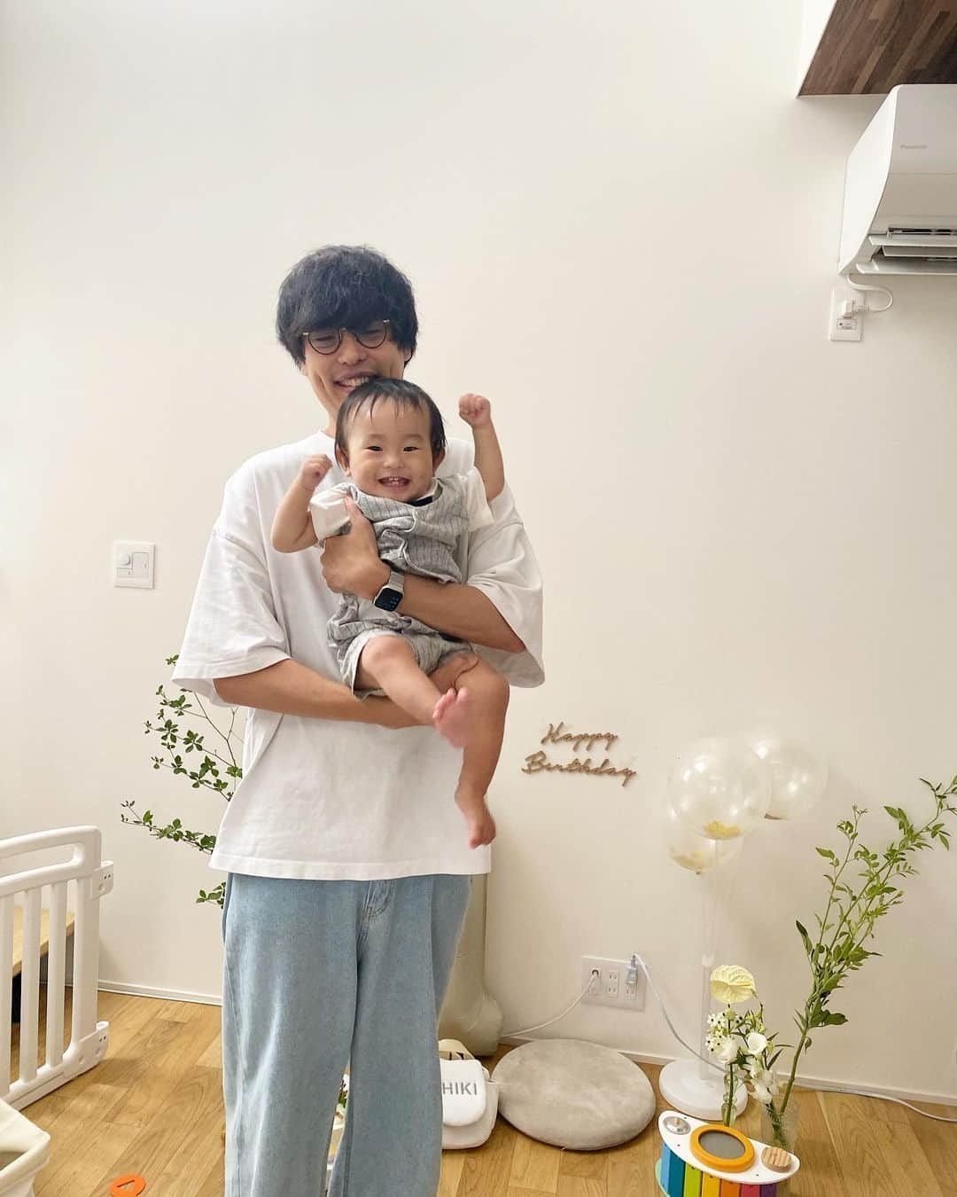 片桐優妃さんのインスタグラム写真 - (片桐優妃Instagram)「我が家のお兄ちゃんが1歳になりました👶🍰 . 抱っこしたらご機嫌なのに座らせるとなぜか顔がかたくて、写真の仕上がりはまあまあかな🤣 . 1歳のお祝いには ✔︎SHEINの数字バルーン(¥100くらい) ✔︎ダイソーのキラキラバルーン ✔︎一升餅用のリュック ✔︎happy birthdayの木製プレート ✔︎カラフルなおもちゃ ✔︎アイシングクッキーをのせたオーダーケーキ ✔︎ドウダンツツジなど季節の植物 ✔︎選び取りカード ✔︎お祝い用の服 を用意しました📷 . 一升餅は背負えなくてやっぱり泣いてた😂これ、かなりの量なのでネットとかで冷凍の買うよりちゃんとお米屋さんで注文した方がおいしく食べられると思います🌾 . 選び取りはまさかのdoctorをひいてました🩺将来有望🤣 . かわいいケーキはうちの近くでオーダーしたから気になるご近所さんは聞いてね🎂 準備にはどれも時間もお金もほとんどかからなかったので、なにをしたらいいかわからない🙈って人はまるっとマネしてもらえばわりと簡単にそれっぽくなるよ💮 . #1歳誕生日 #1歳男の子 #ファーストバースデー #一升餅リュック #選び取り」7月21日 17時52分 - yuki710