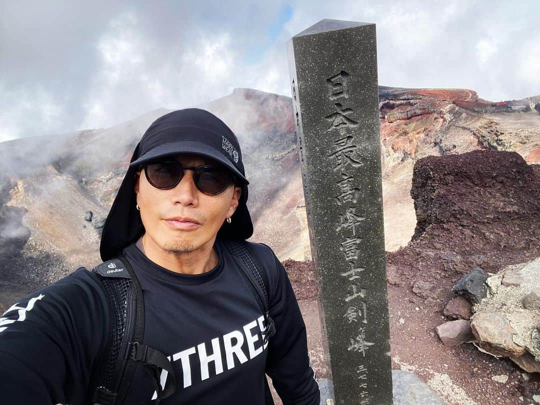 市原隼人のインスタグラム：「久しぶりに自分の時間ができたので、迷わず“日本最高峰富士山剣ヶ峰”を目指しました。  …約13年振りの富士登山。  頂上付近で涙が溢れ出た。 小さな1歩を何度も重ね、気持ちが折れそうになりながらも、前に進めば必ず辿り着く事への達成感なのか、日本最高峰富士山の全てに心を奪われ感動したのか、…途中、声をかけていただいた方々の優しさが心に刺さったのか。 …様々な事が混ざり、気がついたら涙が溢れ出ていました。 人生2度目の富士登山で感じた色々な事や経験をもってこの日も大切な日となりました。 #日本 #富士山 #登山 #日本最高峰」