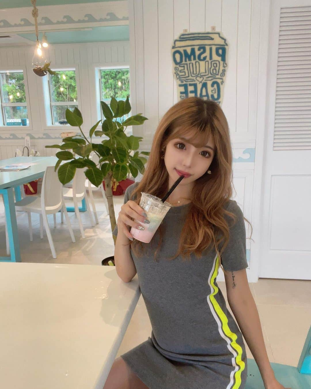 YUNAさんのインスタグラム写真 - (YUNAInstagram)「海の近くにあった ティファニーブルーの可愛いcafe🩵🍦🧊  @pismoblue_cafe   最近できたばっかなのかな？ 店内も綺麗で水色ばっかりで可愛かった〜🐬🐳💧💦💎」7月21日 17時52分 - 24yunaa