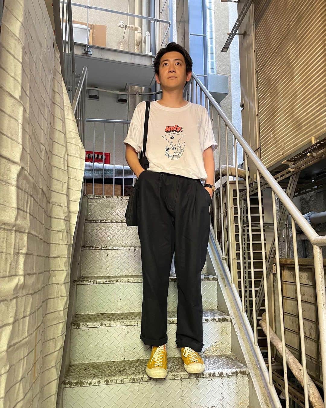 中込悠のインスタグラム：「今日は 『レポート提出があと一つ残っているのを思い出した大学生』。  Tシャツと靴下のオレンジを合わせたり、バッグとスニーカーの黄色を合わせるなどしていますが、そんなのってわざわざ自分で説明することではないのかもしれません。  tee:#holy  pants:#used  shoes:#moonstar   #古着  #夏  #tシャツ  #ootd  #エレガント人生中込  #エレガント人生」