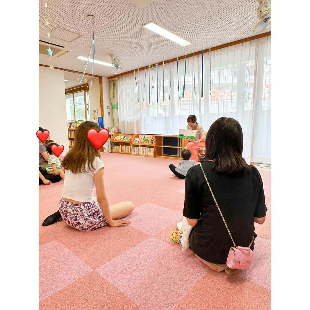 緒方桃子さんのインスタグラム写真 - (緒方桃子Instagram)「*【おはなし会】 子育て支援センターで 0-3歳児向けのおはなし会を させて頂きました！  絵本を読んだり童歌を歌ったりの15分👏 子どもたちが可愛くて可愛くて♡ そして親御さんや保育士さんが 一緒に盛り上げてくださって とても温かかったです😂  乳幼児向けのお話会は初めてだったのですが、 朗読とは違う難しさがあり、 とても貴重な経験になりました！  保育士さんと親御さんたちの 対応力に感動しっぱなし✨  今後も親御さん向けのおはなし会は 続けていこうと思います！ 次回も楽しみです😊😊  -----------------  今回のプログラム ①はじまるよ(手遊び) ②ガタンゴトン(絵本) ③とうきょうとにほんばし(童歌) ④ペロペロアイス(手遊び) ⑤ぶうぶうぶう(絵本) ⑥さよならあんころもち(童歌)  -----------------」7月21日 17時55分 - momokoogata0403