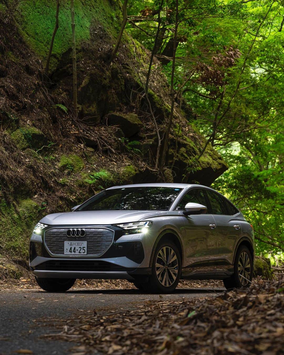 アウディ ジャパンのインスタグラム：「緑滴る屋久島の森のワインディングロードを抜け、海を目指すフロレットシルバー メタリックのAudi Q4 Sportback e-tron。  電気自動車だからこそなせる、意のままのハンドリング性能と揺るぎない安定性が、クリーンで心躍るドライビングを実現する。  #AudiQ4Sportbacketron #Audi #アウディ #AudiJapan #アウディジャパン #AudiQ4etron #アウディQ4Sportbacketron #アウディQ4etron #FutureIsAnAttitude #電気自動車 #EV #サステイナブル #AudiLife #Audigram #GermanCars #CarLife #CarLifeStyle #アウディのある生活 #アウディのある風景 #屋久島 #一湊 #西部林道 #国内旅行」