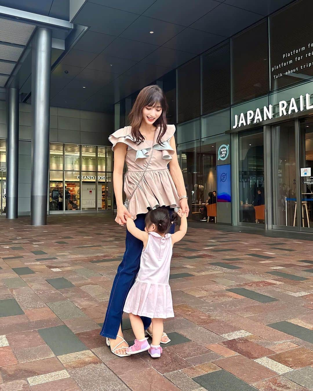 加藤瑠美さんのインスタグラム写真 - (加藤瑠美Instagram)「🩷🩷🩷  先週のお出掛けは子ども達の希望でまたトミカショップ🤣 組み立て工場も行きました🏭✨  お洋服は娘とピンクで合わせてみたよ💞 @eimyistoire_official のブラウス、 グレーとピンクの配色がとっても可愛い🤍 後ろが少し長くなっていてパンツにも合わせやすいよ🫢  tops @eimyistoire_official #eimyistoire  pants @birthdaybashshop #birthdaybash  bag @anteprima_japan #anteprima  #ootd#rubi_fashion#오오티디#아웃핏#年子ママ#年子育児#ママコーデ#ママファッション#子連れお出かけ」7月21日 17時58分 - katorubi