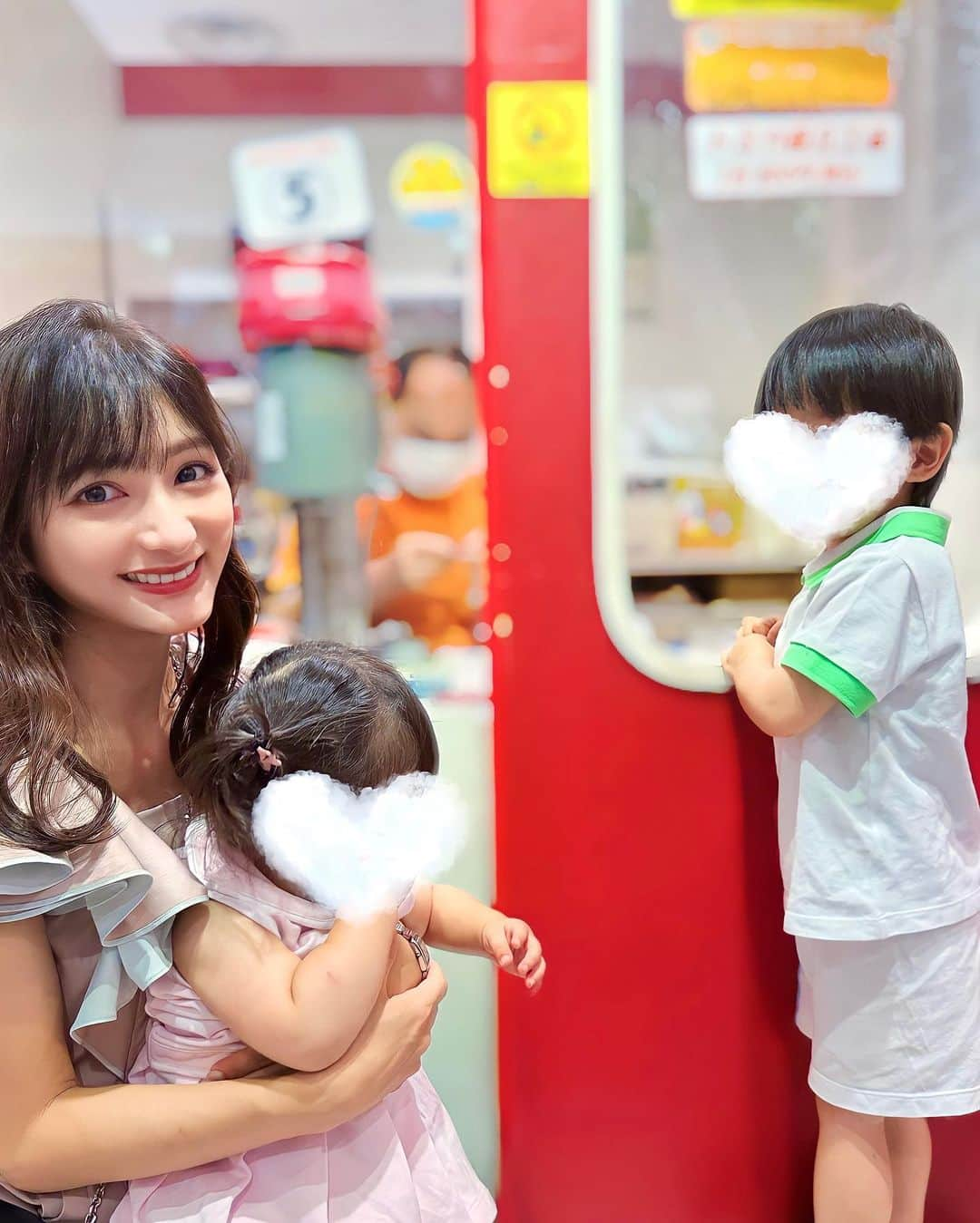 加藤瑠美さんのインスタグラム写真 - (加藤瑠美Instagram)「🩷🩷🩷  先週のお出掛けは子ども達の希望でまたトミカショップ🤣 組み立て工場も行きました🏭✨  お洋服は娘とピンクで合わせてみたよ💞 @eimyistoire_official のブラウス、 グレーとピンクの配色がとっても可愛い🤍 後ろが少し長くなっていてパンツにも合わせやすいよ🫢  tops @eimyistoire_official #eimyistoire  pants @birthdaybashshop #birthdaybash  bag @anteprima_japan #anteprima  #ootd#rubi_fashion#오오티디#아웃핏#年子ママ#年子育児#ママコーデ#ママファッション#子連れお出かけ」7月21日 17時58分 - katorubi