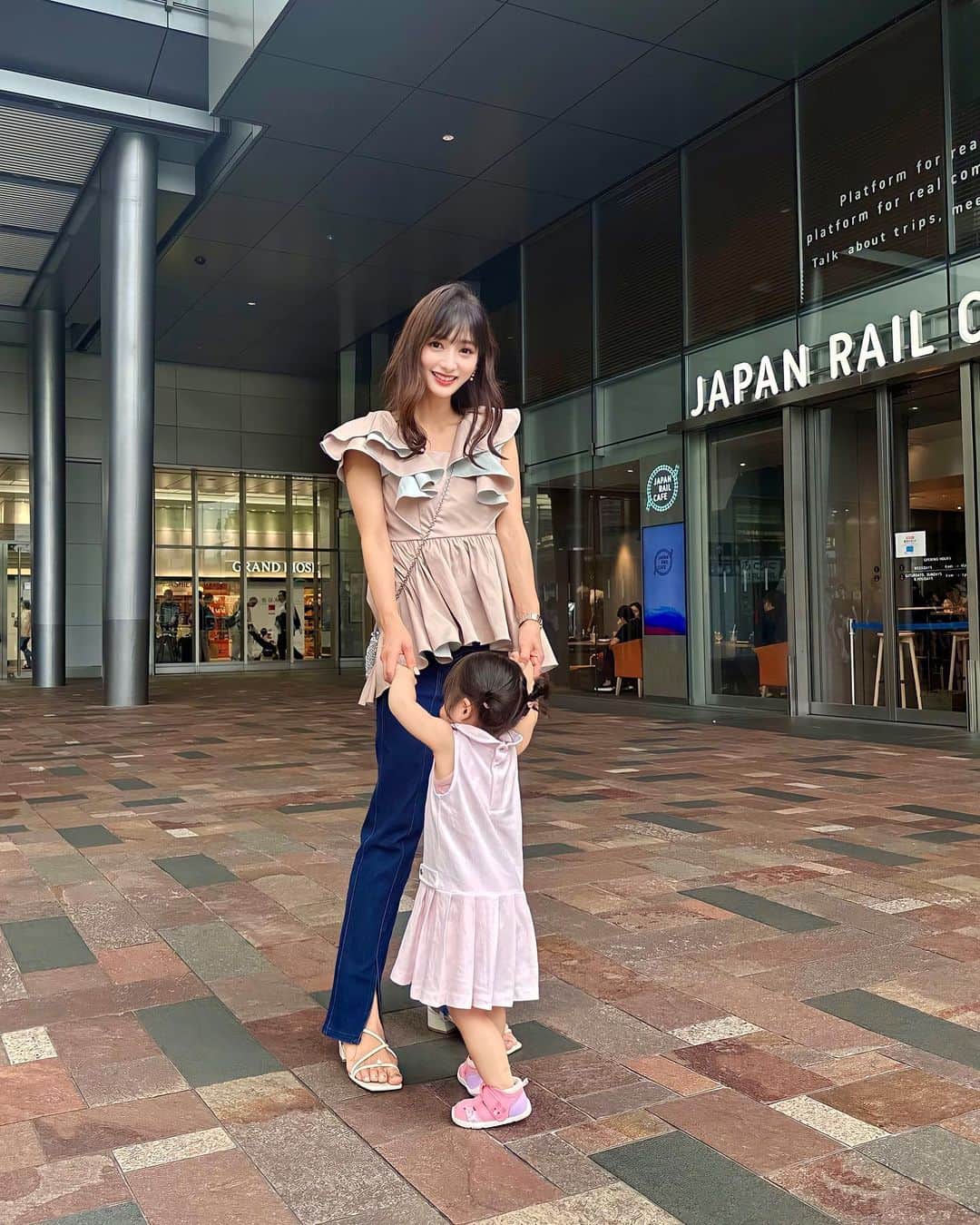 加藤瑠美のインスタグラム：「🩷🩷🩷  先週のお出掛けは子ども達の希望でまたトミカショップ🤣 組み立て工場も行きました🏭✨  お洋服は娘とピンクで合わせてみたよ💞 @eimyistoire_official のブラウス、 グレーとピンクの配色がとっても可愛い🤍 後ろが少し長くなっていてパンツにも合わせやすいよ🫢  tops @eimyistoire_official #eimyistoire  pants @birthdaybashshop #birthdaybash  bag @anteprima_japan #anteprima  #ootd#rubi_fashion#오오티디#아웃핏#年子ママ#年子育児#ママコーデ#ママファッション#子連れお出かけ」