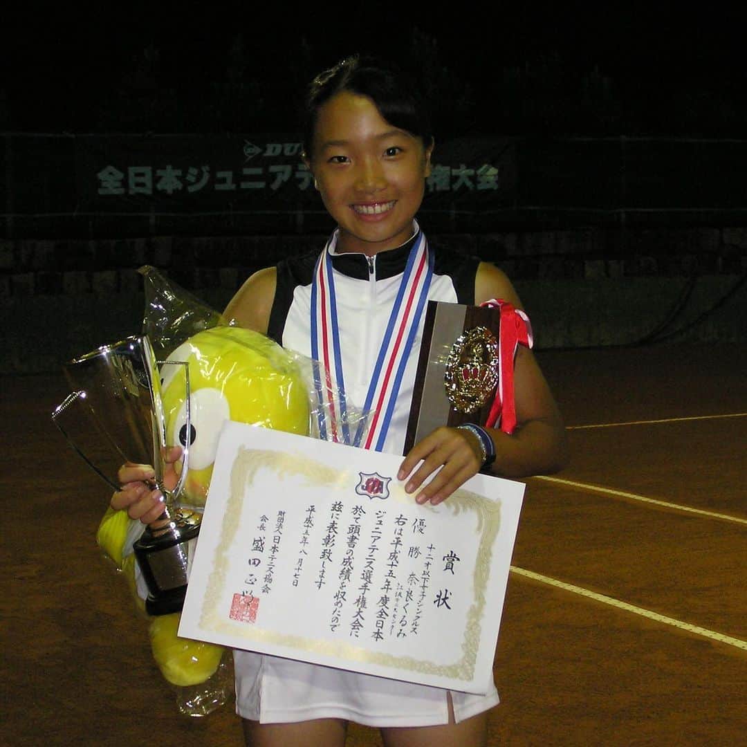 奈良くるみのインスタグラム：「【ご報告】 この度ユニクロ全日本ジュニアテニス選手権2023のトーナメントディレクターを務めさせていただくことになりました。 ジュニア時代、たくさんの経験をして自分を成長させてくれた大会です。 参加する子どもたちにとって少しでも成長の糧となるような大会、未来に向かって前向きになれる大会を目指します。 ※写真は12歳以下で優勝したときの写真です。  日程: 2023年8月16日(水)～27日(日) 会場: 有明テニスの森公園 テニスコート  #全日本ジュニアテニス選手権 #UJTC #奈良くるみ  #kuruminara  #テニス  #tennis  #テニスプレイヤー  #tennisplayer」