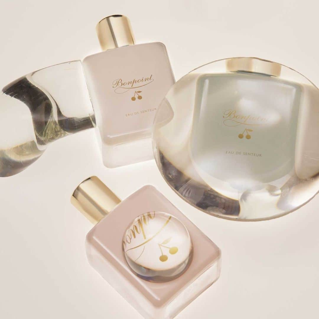 bonpointのインスタグラム：「Bonpoint Beauty | Childhood memory. ​ The Eau de Senteur is an unforgettable memory for generations of little ones. ​ Refreshing, subtle and refined, it delicately perfumes the most sensitive skin.​  The exclusive bottle will be available in September.   #Bonpoint #BonpointBeauty」