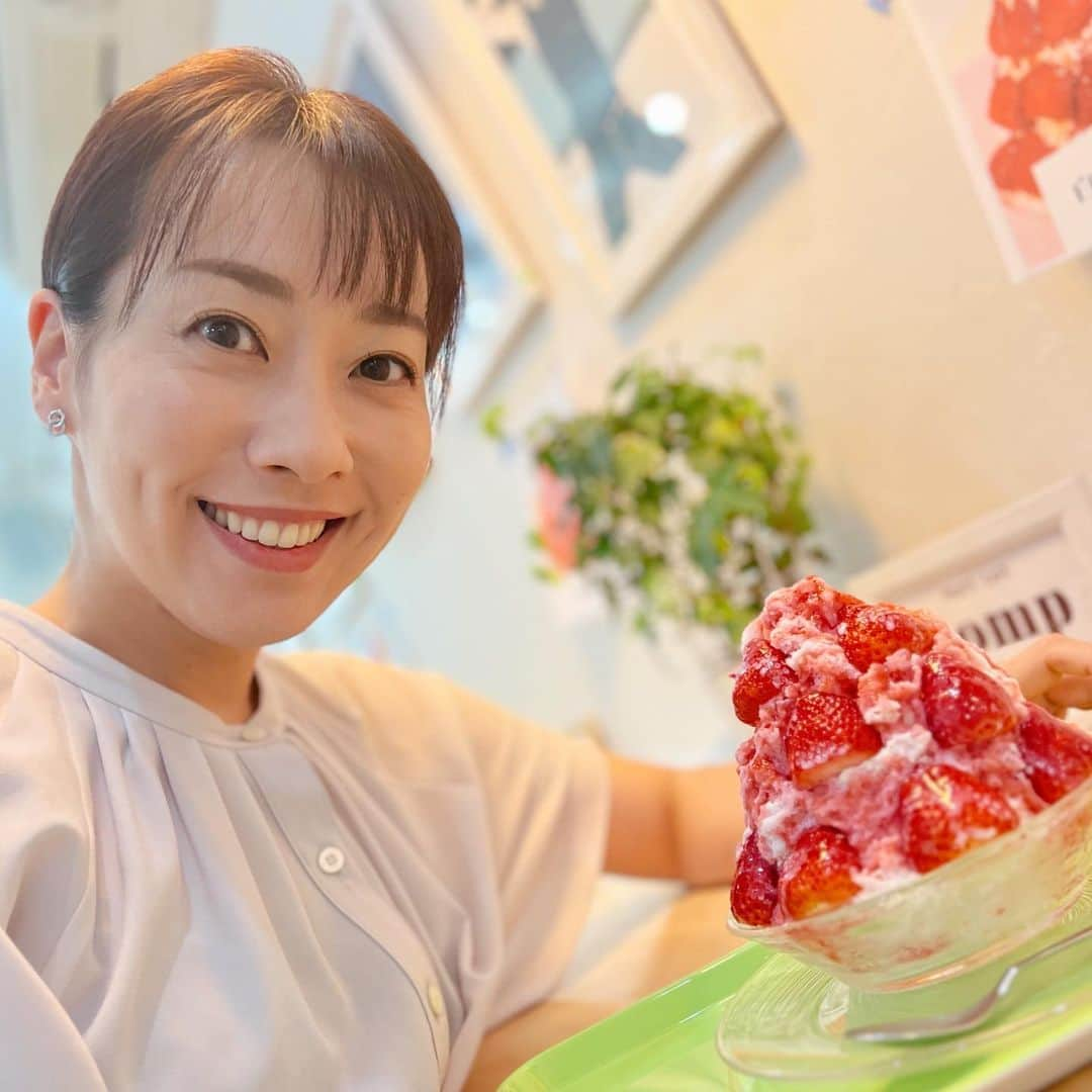 實石あづさのインスタグラム：「. 息子と「今年も行こうね！」と 約束してたカキ氷🍧 連日プール通いを頑張ってる ご褒美に🥺✨ ふわふわのミルク味の氷に ゴロゴロの果物🍓🍑 おいしくないわけない❤️ 明日からまた頑張れます！ .  #カキ氷 #🍧 #フルーツカフェpomp  @pomp_fruits  #人形町カフェ #人形町グルメ  #人形町 #甘酒横丁  #ningyocho #tokyo #japan  #フリーアナウンサー #スピーチトレーナー #キャリアコンサルタント #キャリコン  #實石あづさ」