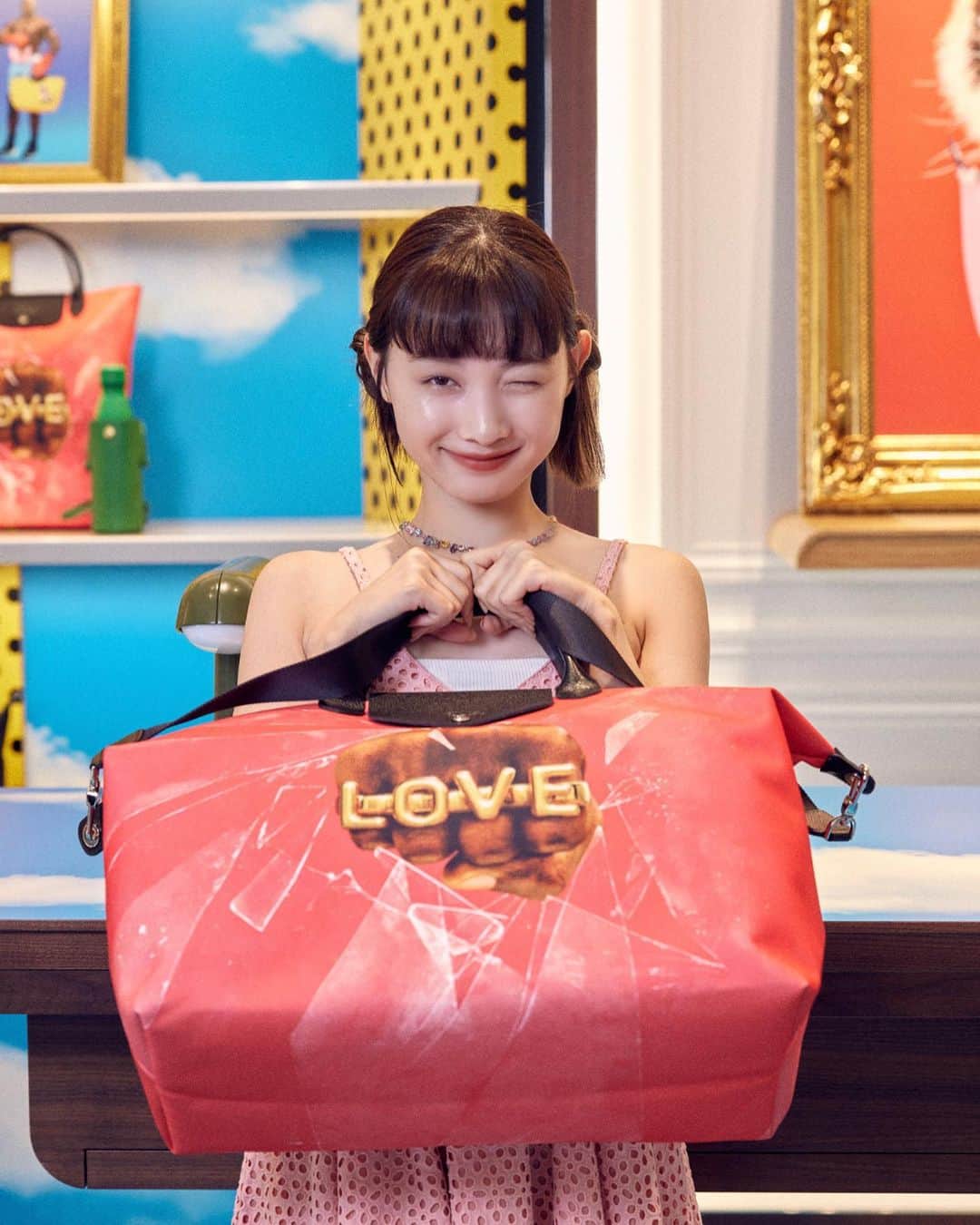 新野尾七奈のインスタグラム：「LONGCHAMP x TOILETPAPER コラボが7月18日グローバルローンチ🎉祝して 「ロンシャン ラ メゾン表参道」にお邪魔してきました♡  特別デザインになっており 別世界にいるような、 わくわくする空間になってました☁️🐝💗  ロンシャンの歴史が詰まっていたり かつ、「トイレットペーパー」流に表現されたデザインが魅力的❤️ 7/22.23の週末にアイスクリームプレゼント🍦 があるみたいだから、ロンシャン ラ メゾン表参道に遊びに行ってみてね！  #Longchamp #ロンシャン#ad #LongchampxToiletPaper　#PopRevolution　#LongchampFW23 @longchamp *店頭でLINEのお友だち追加と顧客登録いただいた方対象」