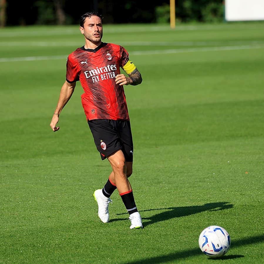 のインスタグラム：「First minutes of the year ✅  See you soon 🇺🇸✈️🔴⚫️」