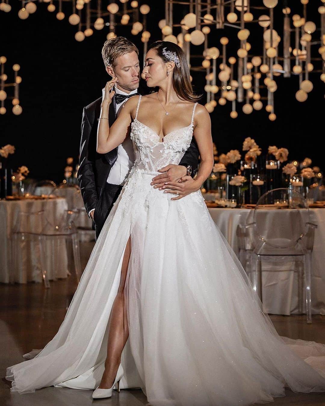 リンジー・モーガンのインスタグラム：「🤍  #Repost @sophisticatedweddings ・・・ We admit it: we just can't wait to start sharing the images (and video) from our photo shoot at The Glasshouse with affianced (and breathtakingly gorgeous) couple Lindsey Morgan and Shaun Sipos. They're too good to wait until mid-September for the release of our Fall/Winter Edition.  With that in mind, today's blog post on the LIFESTYLE page of SophisticatedWeddings.com has a bunch of second choice photos and behind-the-scenes video to hold us all until the new issue comes out!  pictured: venue: The @Glasshouses.NYC bride: @LinzzMorgan groom: @Shaun_Sipos photo: Marcin Pawlowski for @CharmingImages cinematographer: @ShuttersoundPics designs: @PremierEventsByReema furniture rentals: @Christina_AFRnyc dress: @MillaNova for @BridalReflectionsNY custom tuxedo: @Sartoro.co jewelry: @WilliamBarthman headpieces: @BridalStylesBoutique makeup & hair: @BridalGal # # #SophisticatedWeddings  #LindseyMorgan #ShaunSipos  #Wedding #WeddingPlanning #Engaged #GettingMarried #BrideAndGroom  #HereComesTheBride #YouMayNowKissTheBride」